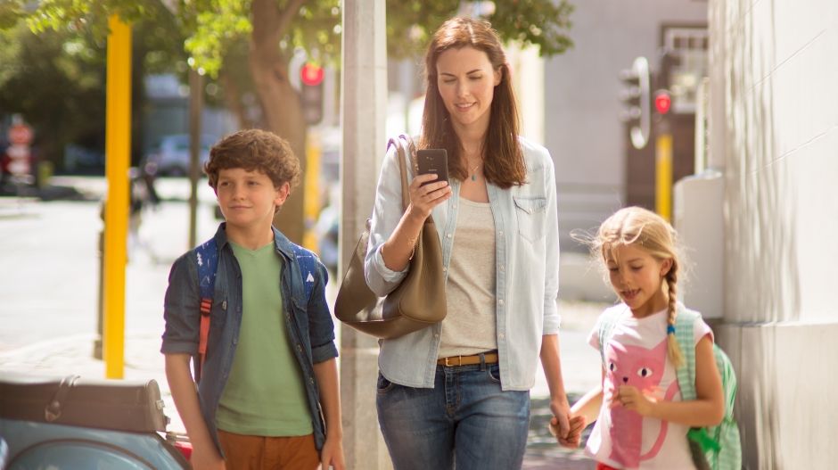 Prosty ekran główny i Szybkie ustawienia — łatwy w obsłudze smartfon Xperia E4g Osoba korzystająca ze smartfonu Xperia E4g