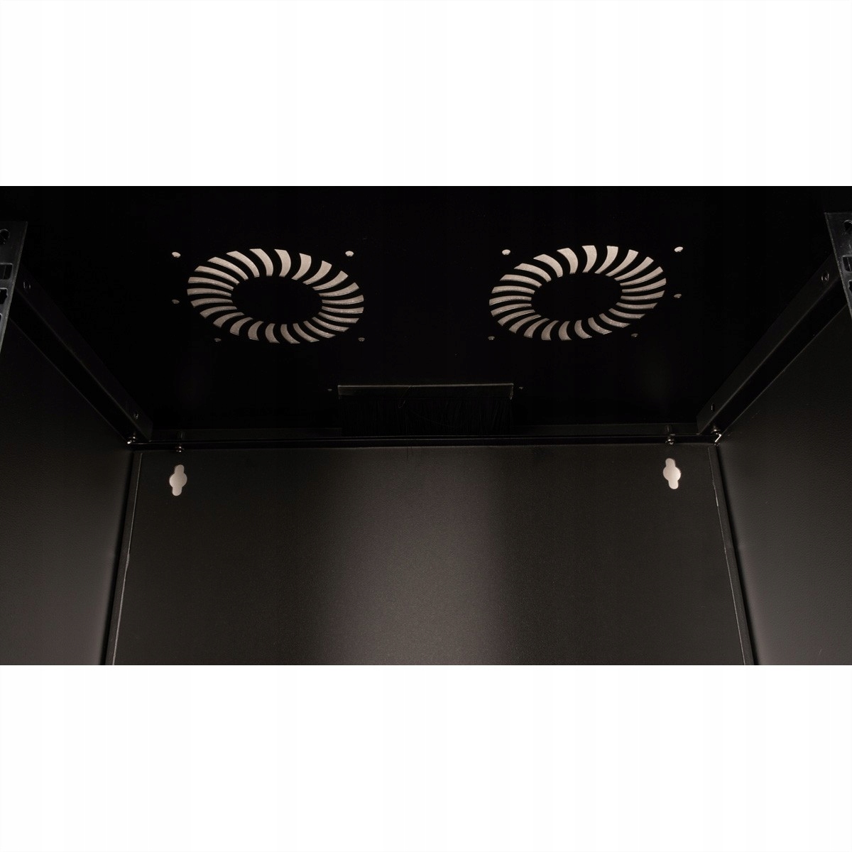 Przepusty kablowe z szczotkami dla lepszej organizacji