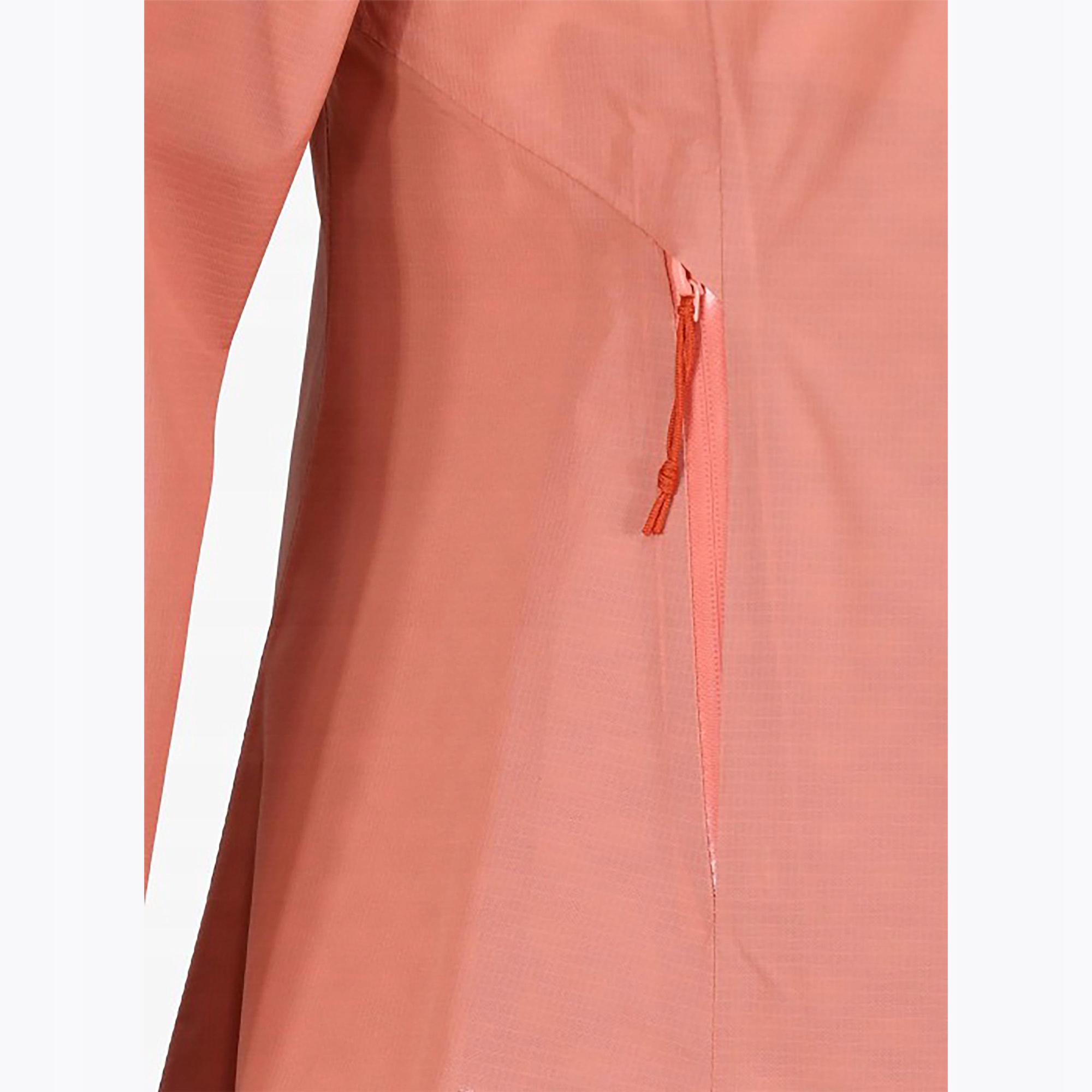 Praktyczne kieszenie i pełny zamek dla wygody użytkowania