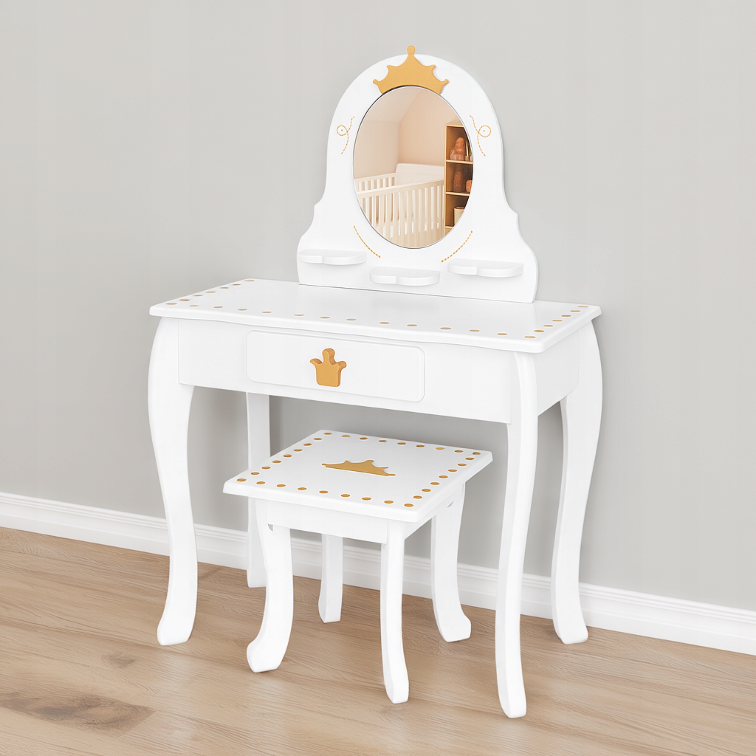 Przestronny blat i trzy praktyczne półki