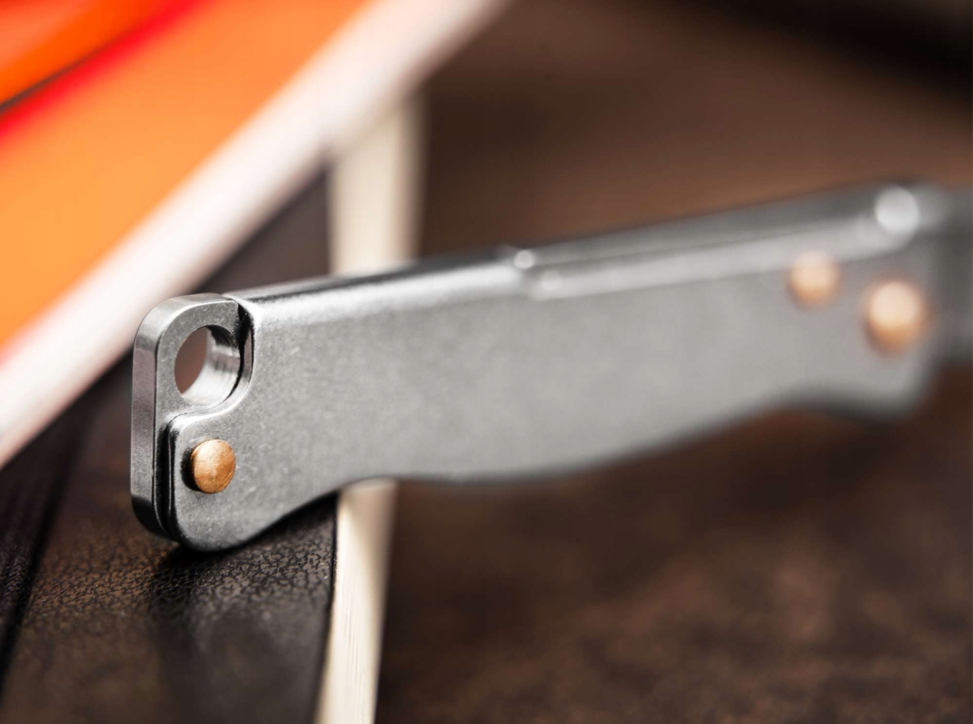 Otwór na smycz – wygodne noszenie i dostępność