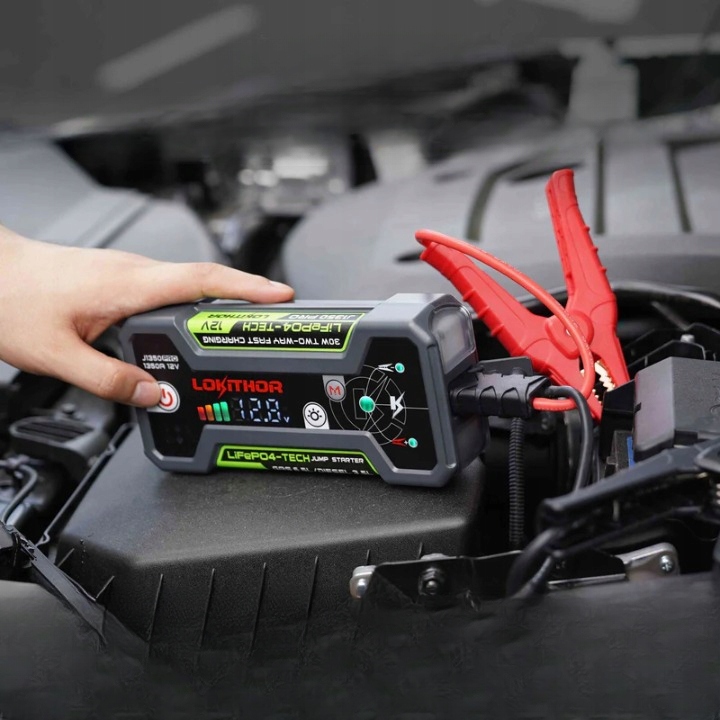 Potężny jump starter – Szybki rozruch silników do 6,5 litra