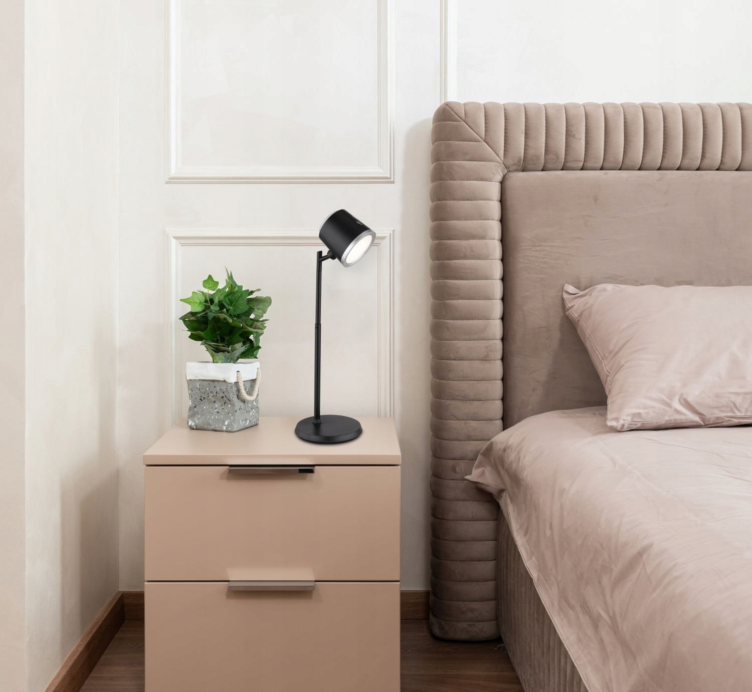 Wymiary lampy: 45x16x14 cm – idealne dopasowanie do przestrzeni