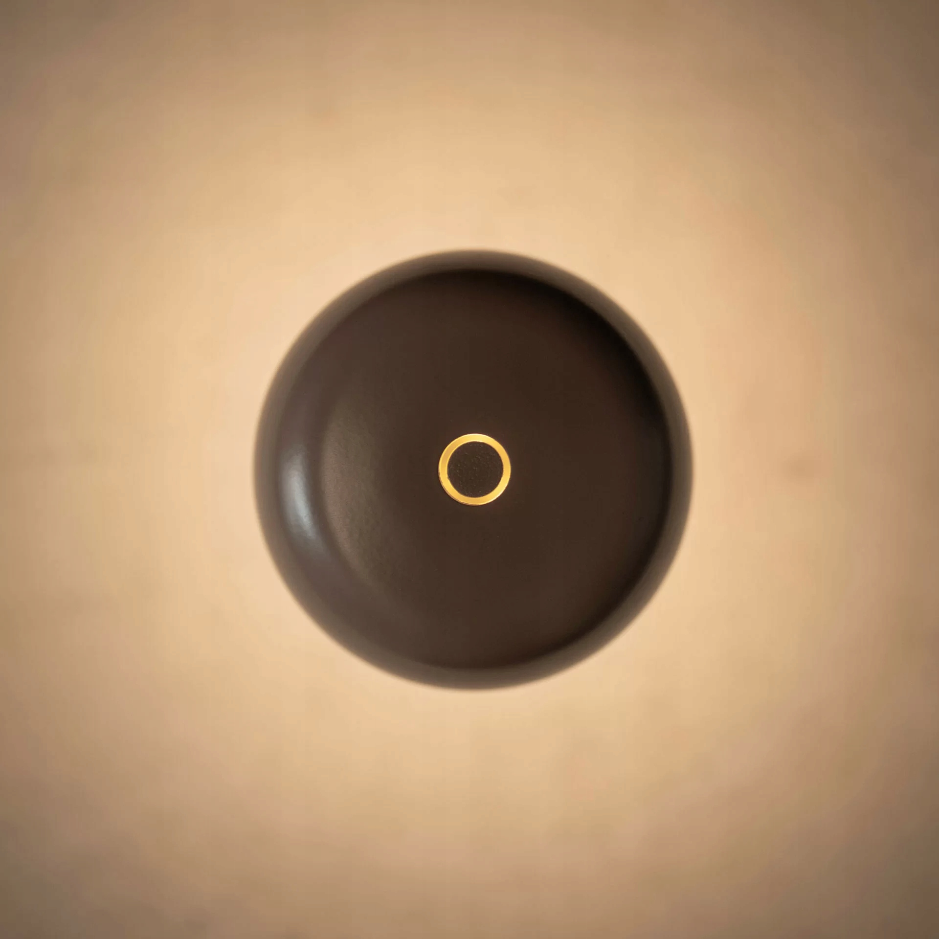 Wygodne ładowanie przez USB-C lub praktyczną bazę ładującą