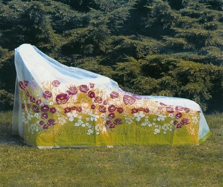 Kolorowy Motyw Trawy i Motyli – Estetyka w Twoim Ogrodzie