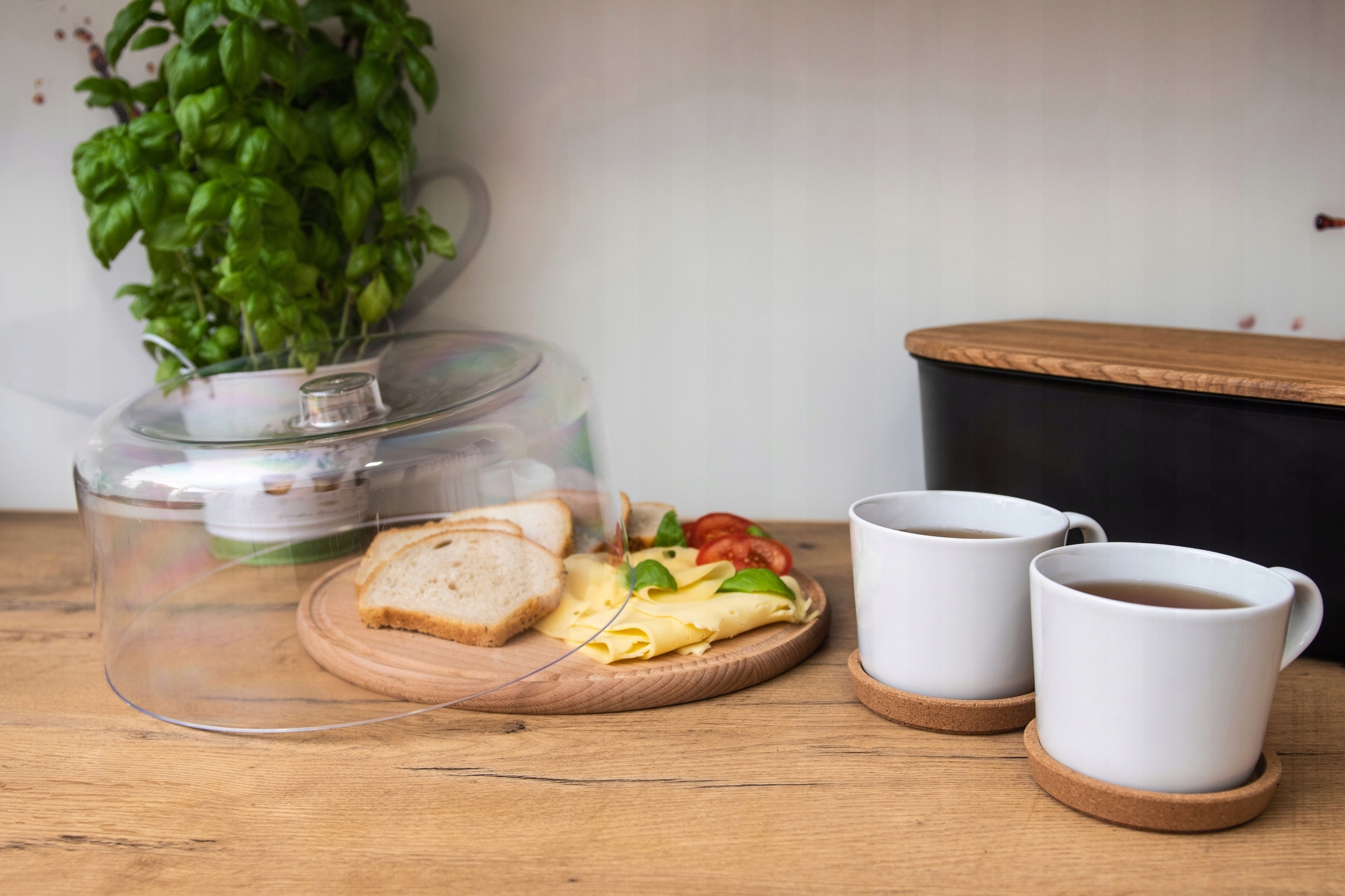 Przezroczysta pokrywa chroniąca świeżość potraw