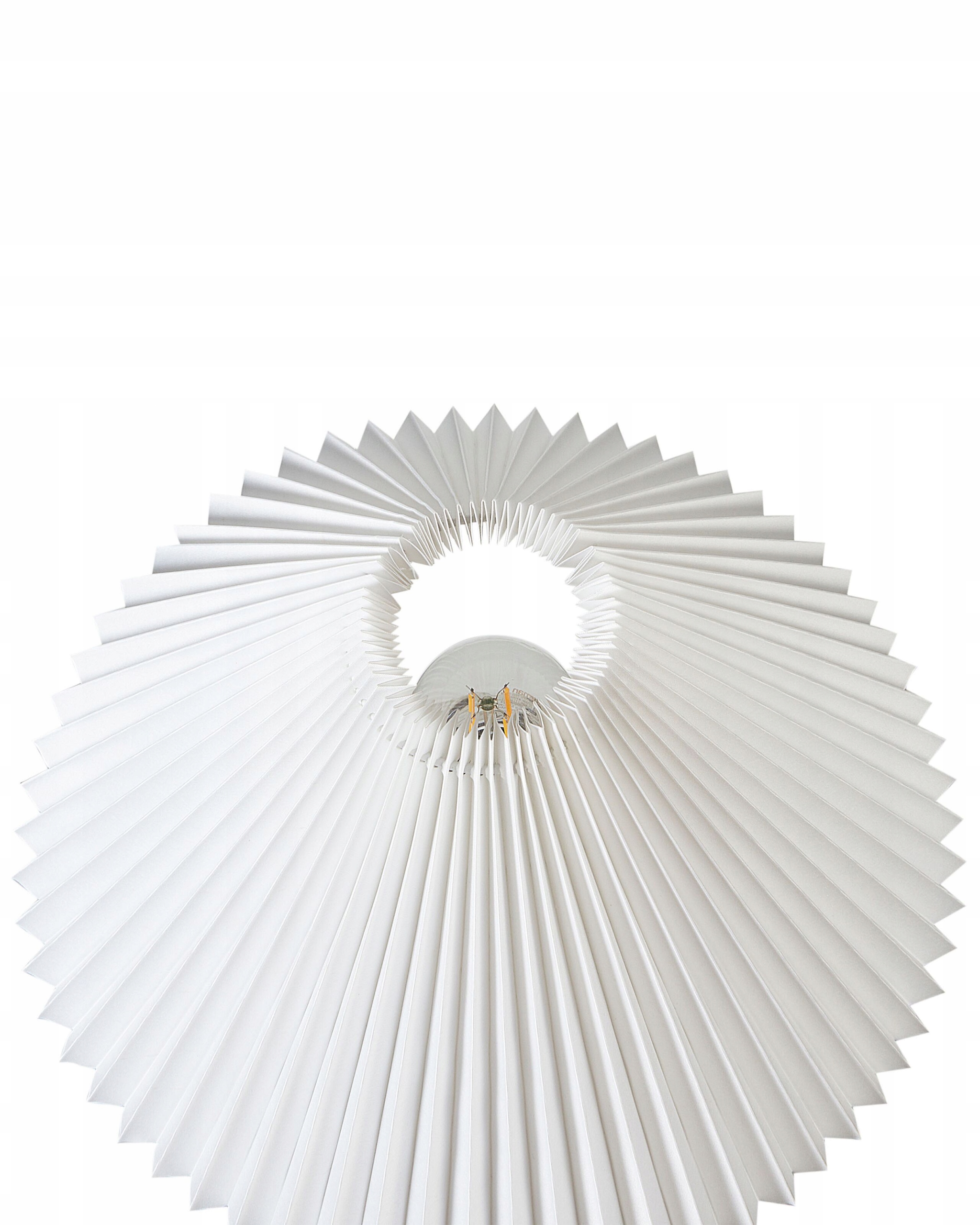 Materiały wysokiej jakości – Metalowa konstrukcja i plisowany abażur