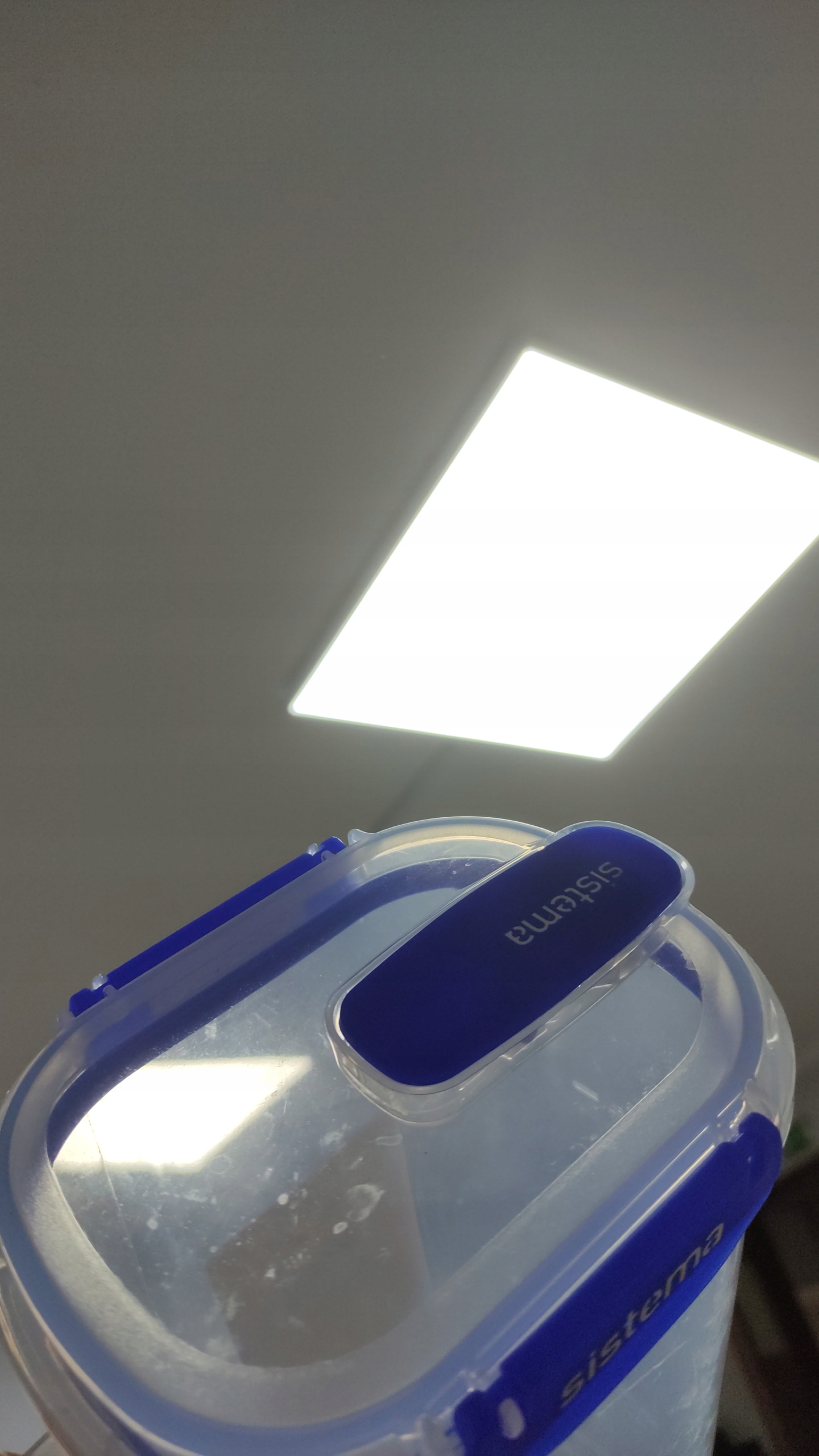 Łatwe nalewanie dzięki pokrywce z klipsem