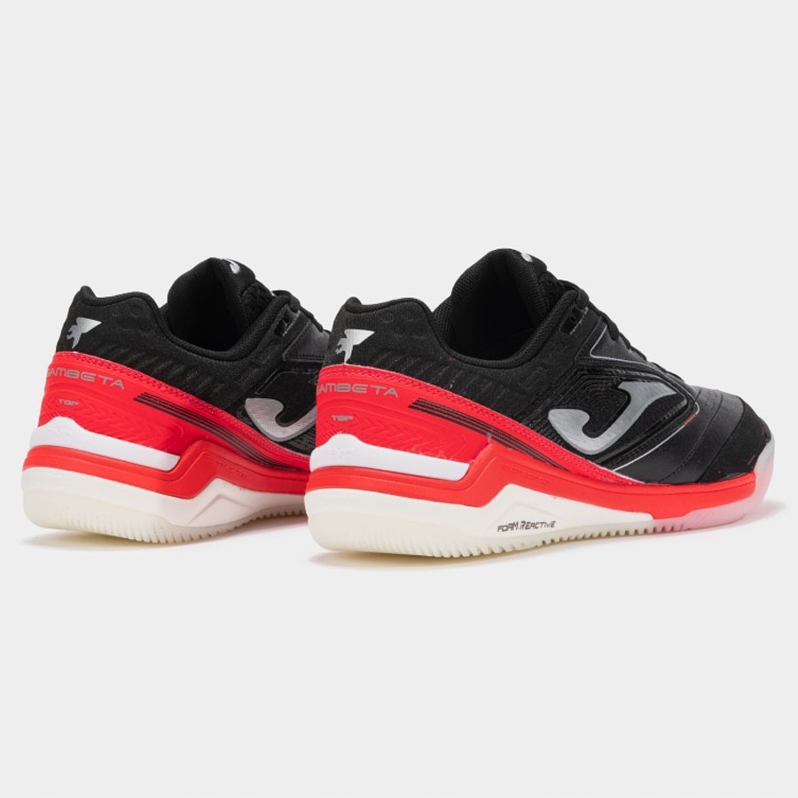 Męski model w eleganckim czarnym kolorze