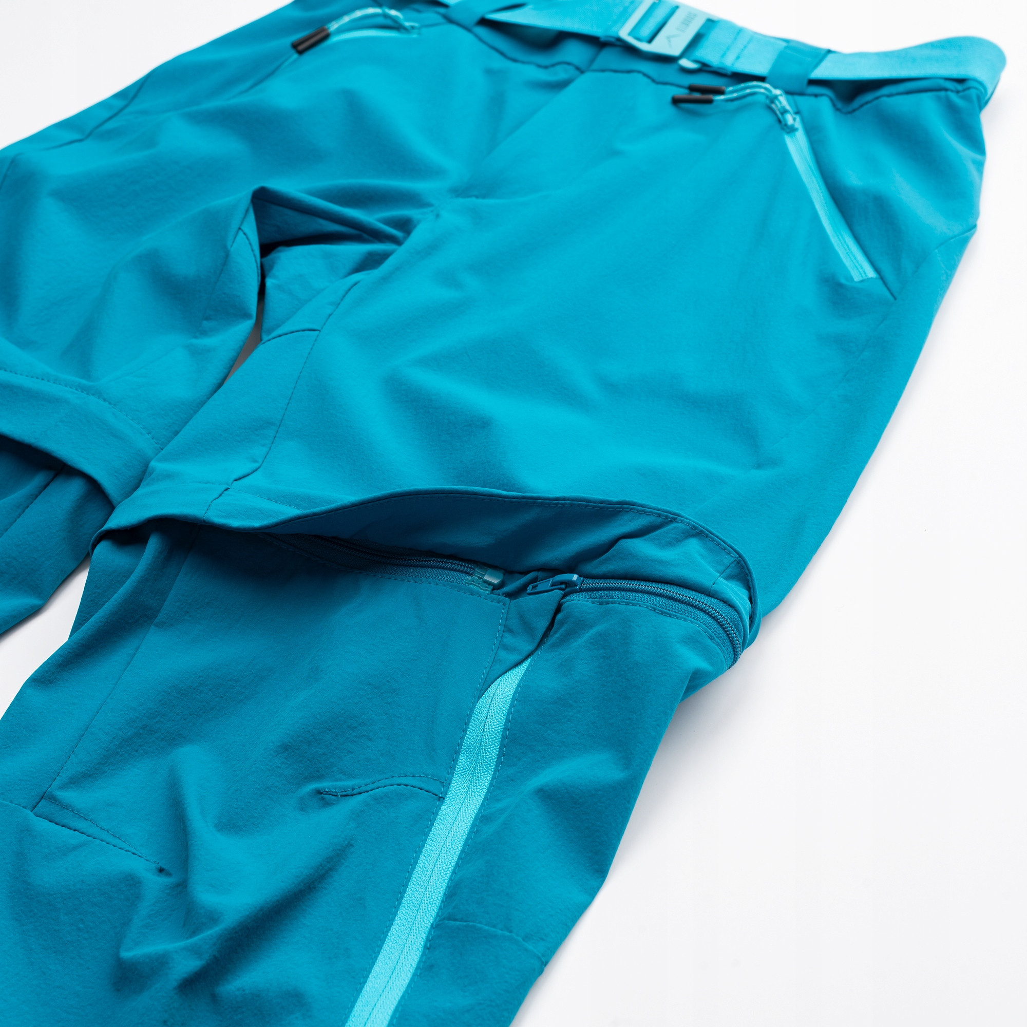 Kieszenie zapinane na suwaki – praktyczność w terenie