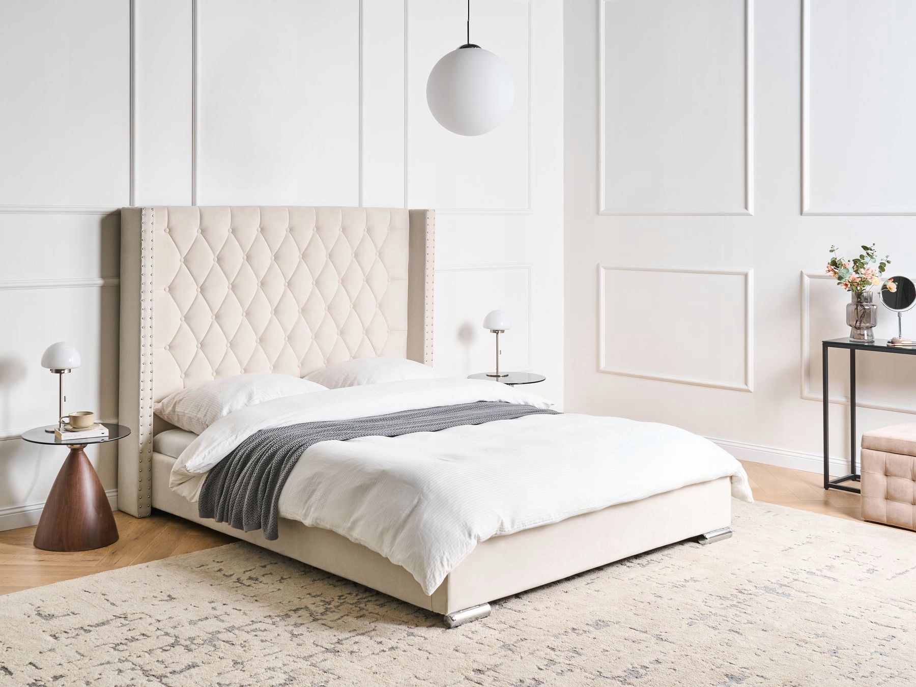 Solidna konstrukcja – Drewniana rama i metalowe nogi dla maksymalnej stabilności