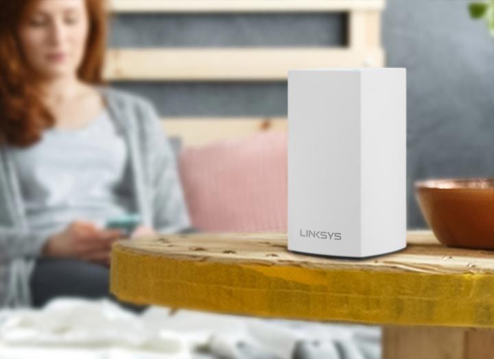 Bardzo szybkie WiFi Kobieta cieszy się Velop WiFi na jej telefonie