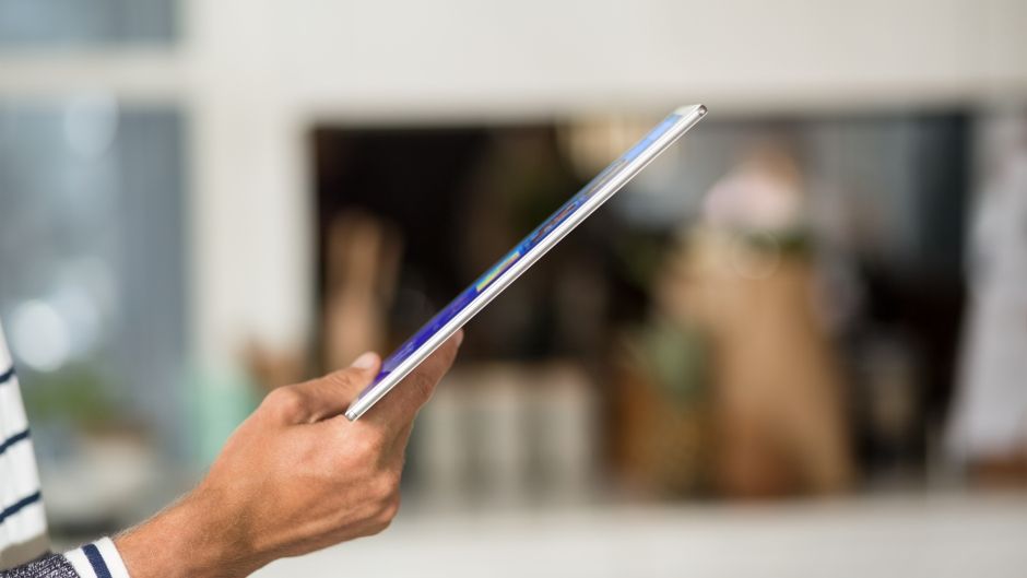 Grafika pokazująca z profilu wyjątkowo cienki korpus tabletu Xperia Z4 Tablet