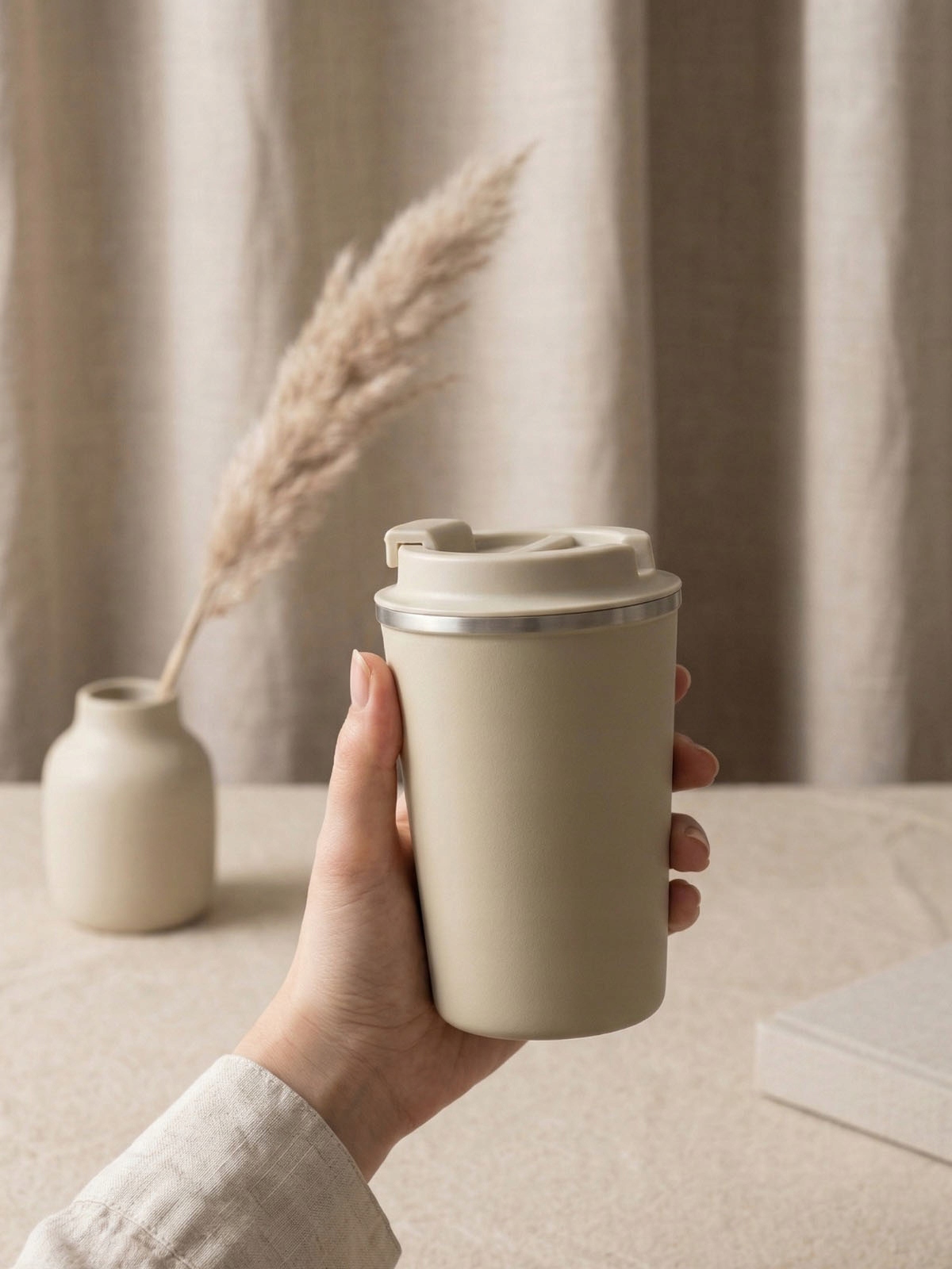 Funkcjonalność i wygoda – Szczelna pokrywka i antypoślizgowy spód