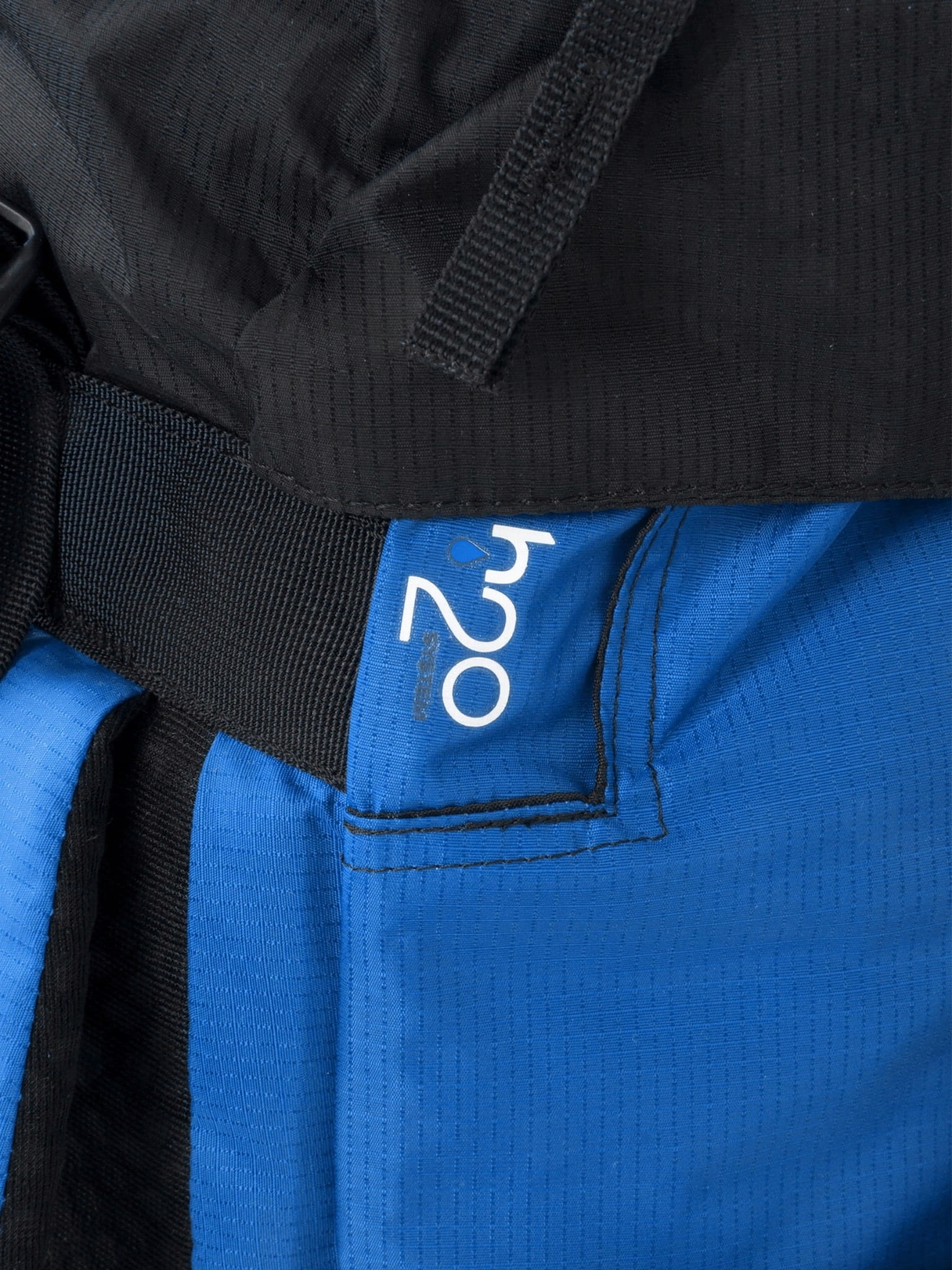 Funkcjonalne dodatki: kieszenie, mocowania i pokrowiec przeciwdeszczowy