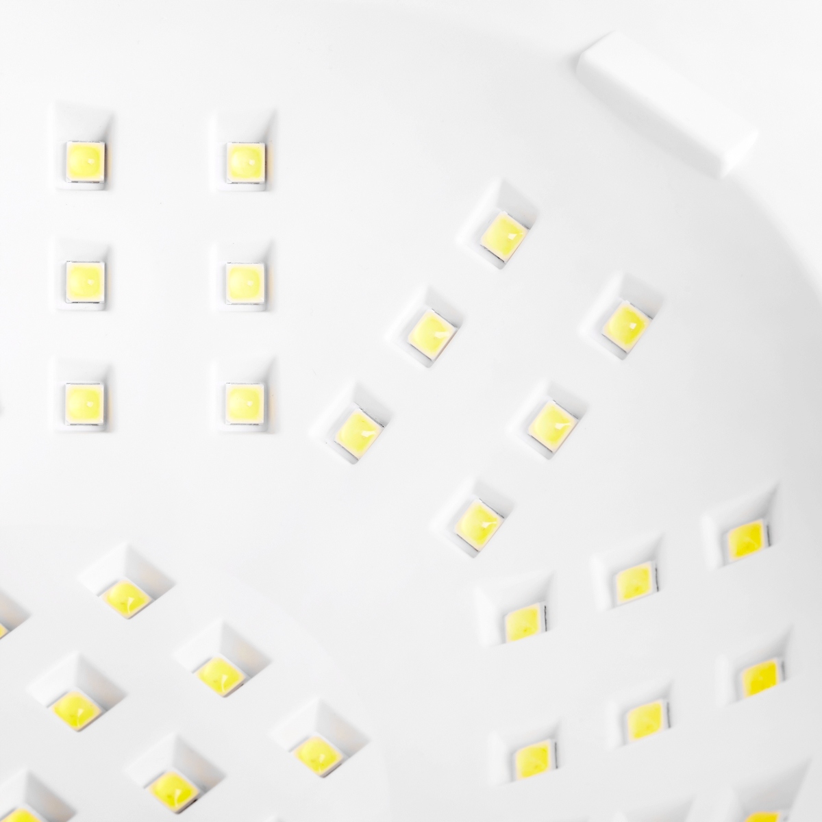 Równomierne rozmieszczenie diod LED – 57 diod dla efektywności