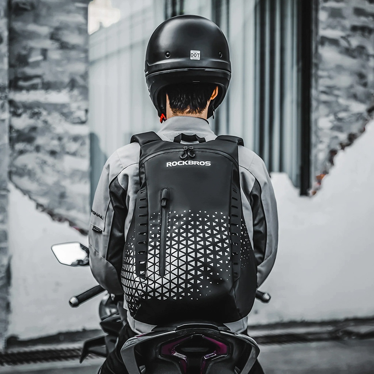 Pojemność 14,5 l - idealny na kask i akcesoria