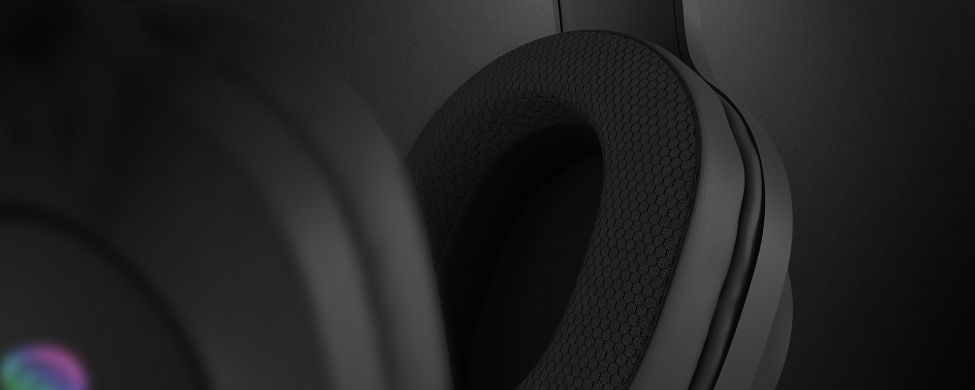 Czarne słuchawki nauszne Genesis Neon 213 RGB z mikrofonem i stylowym podświetleniem. Miękkie poduszki zapewniają komfort