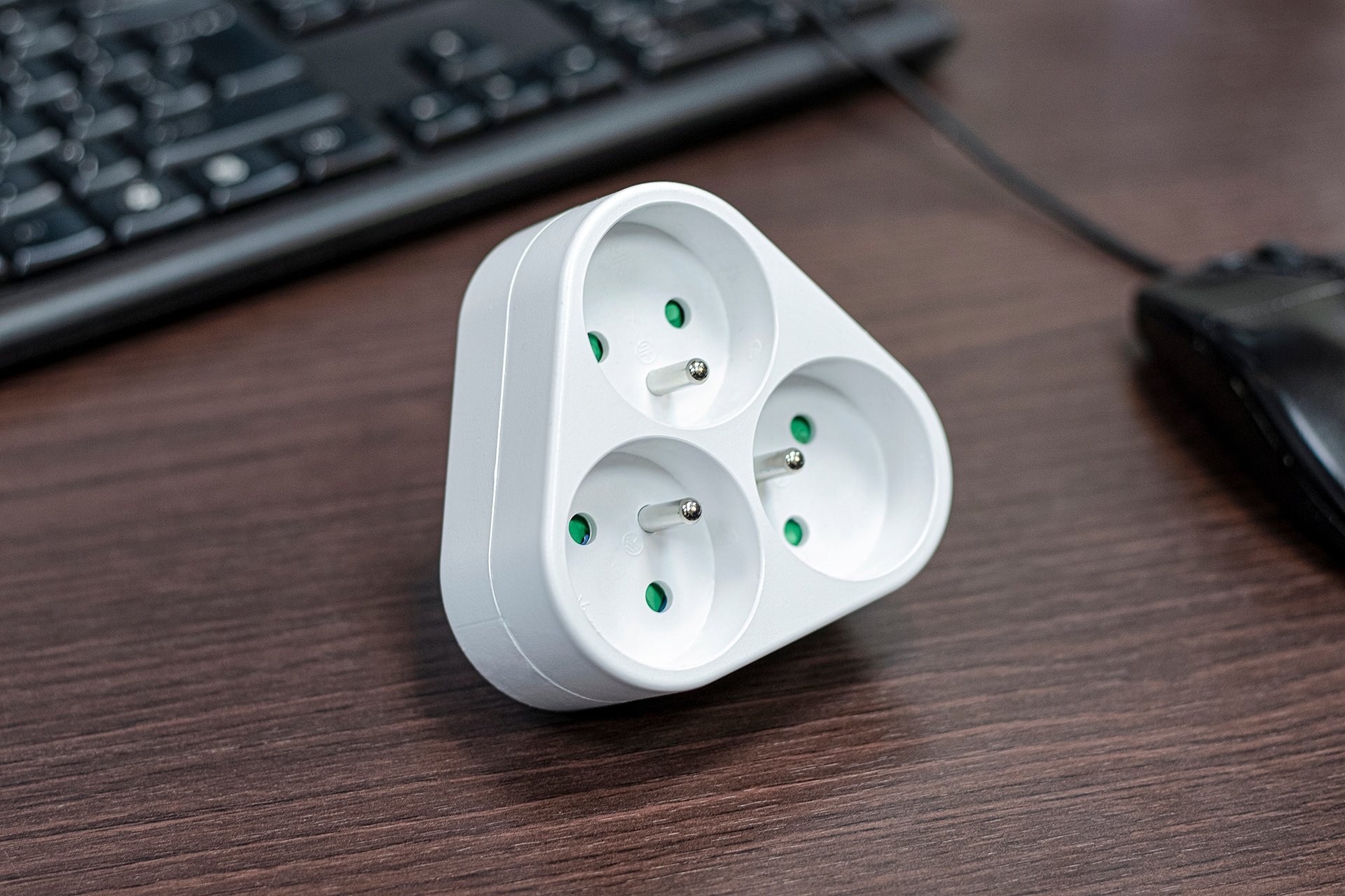 Kompaktowy design – Estetyka i neutralny kolor, który pasuje do każdego wnętrza