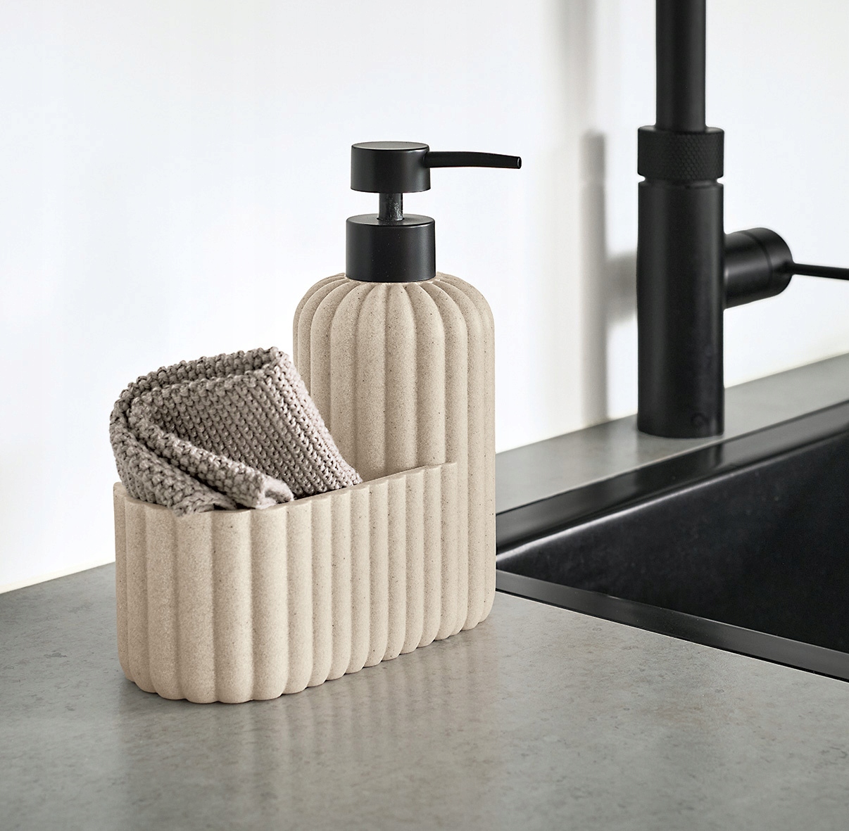Kompaktowe wymiary 17 x 8 x 19 cm – Idealny do małych przestrzeni