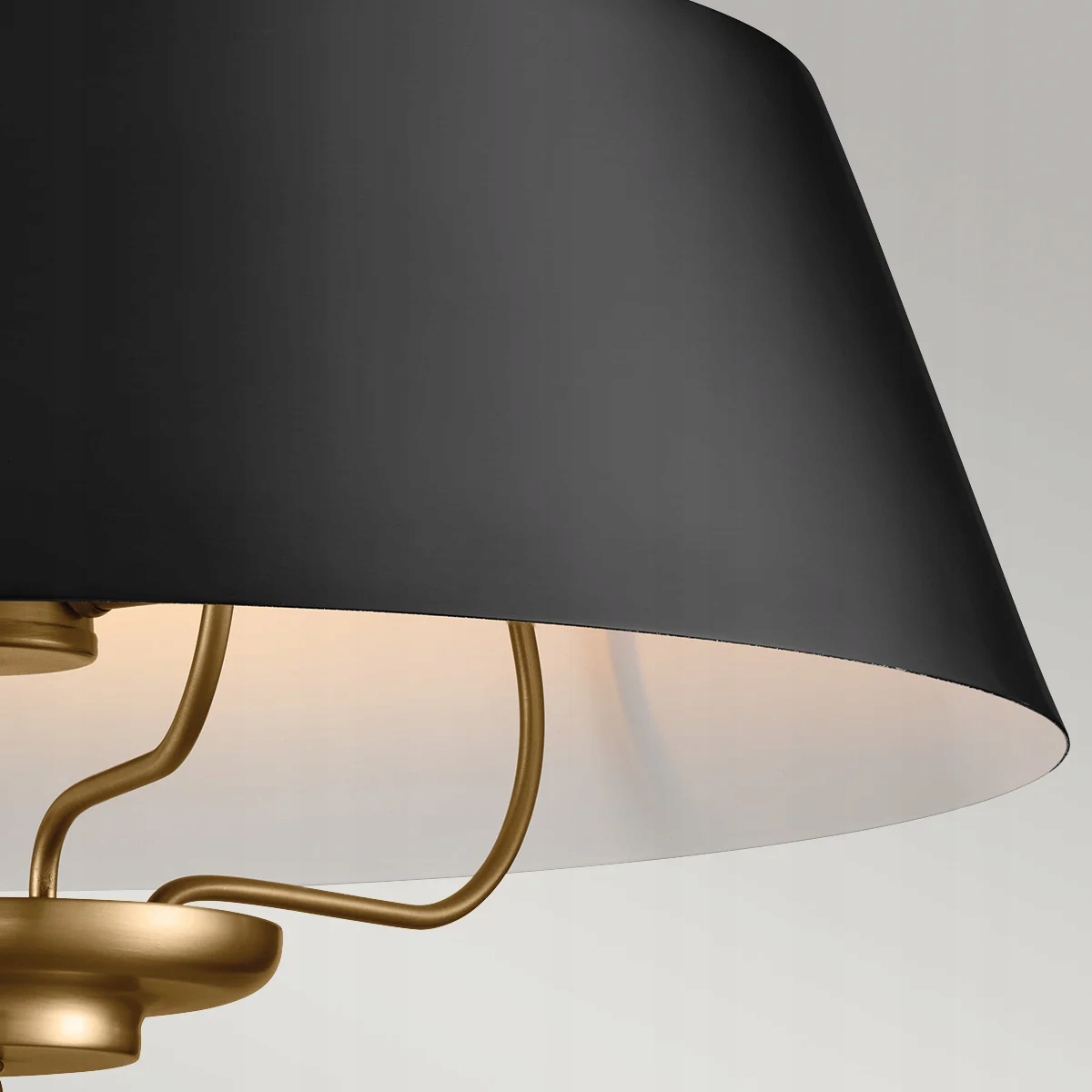 Stylowy design – Połączenie czerni i mosiądzu
