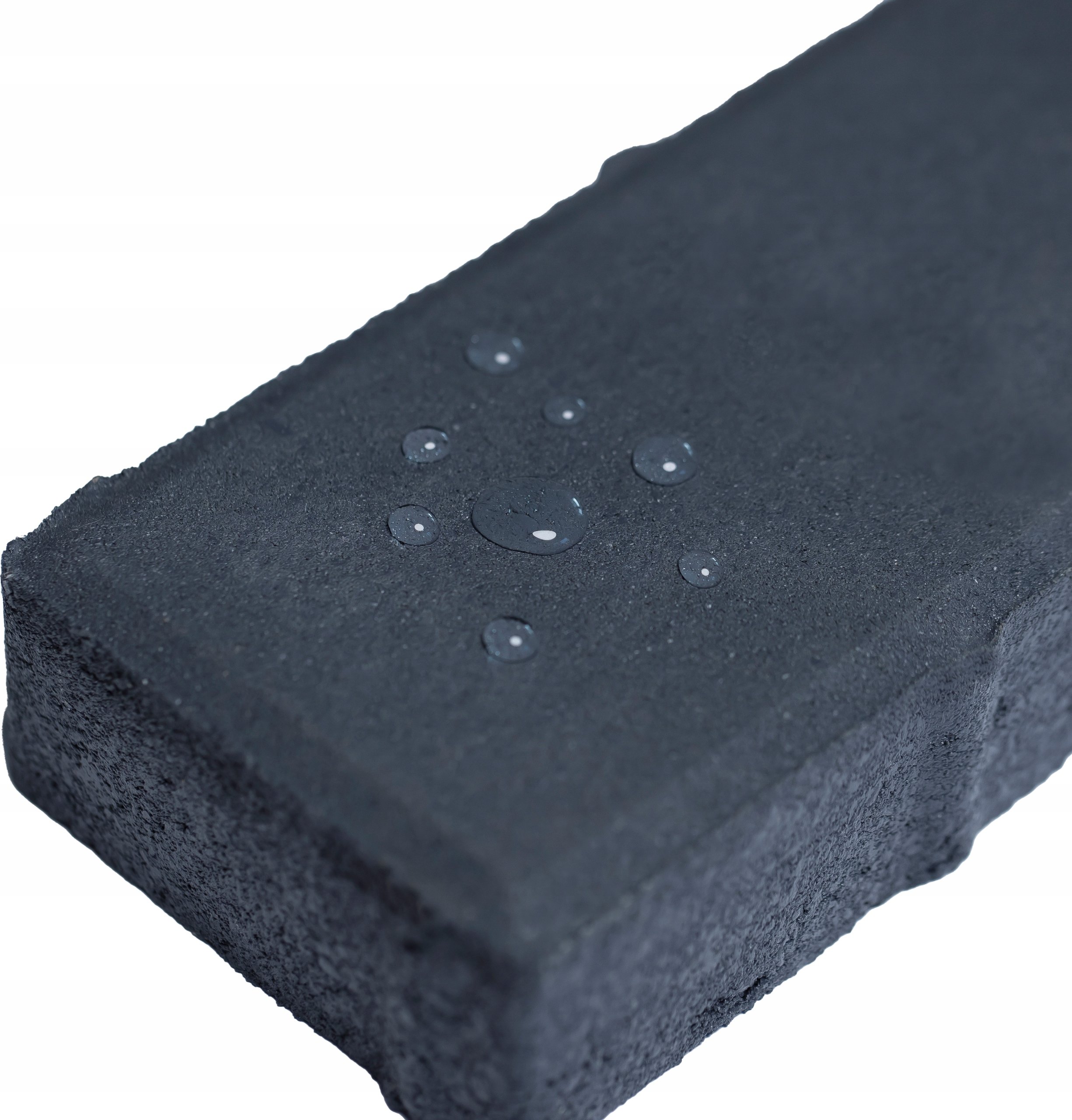 Efekt mokrej powierzchni – podkreślenie koloru i estetyki