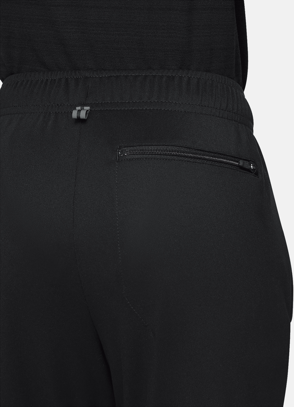 Praktyczne kieszenie boczne i tylna