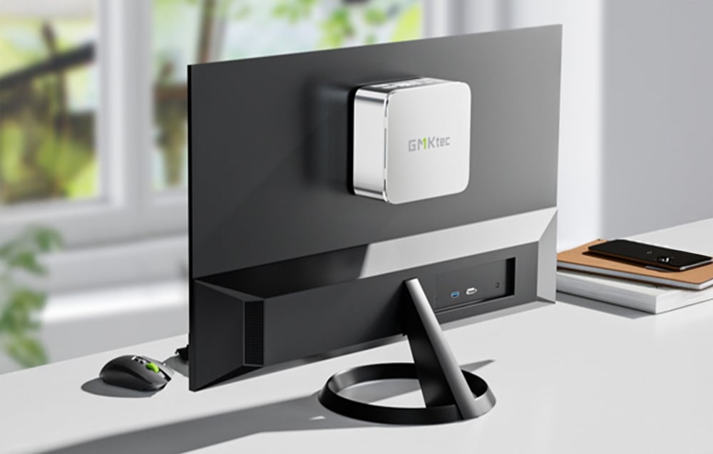 Mini PC przymocowany do monitora komputera.