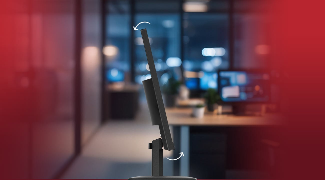 Monitor Lenovo L24-4e bokiem, pokazana funkcja regulacji kąta nachylenia, w tle widoczne biuro