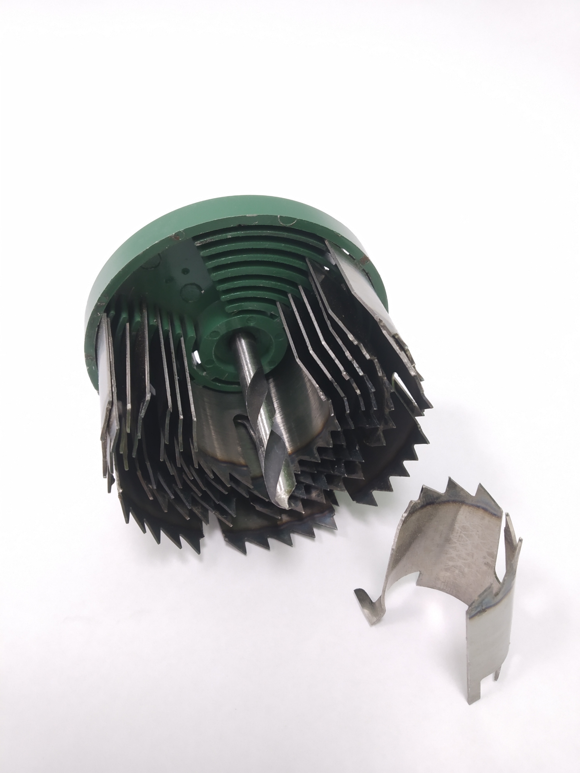 Zintegrowany rowek V – Bezpieczne mocowanie okrągłych materiałów