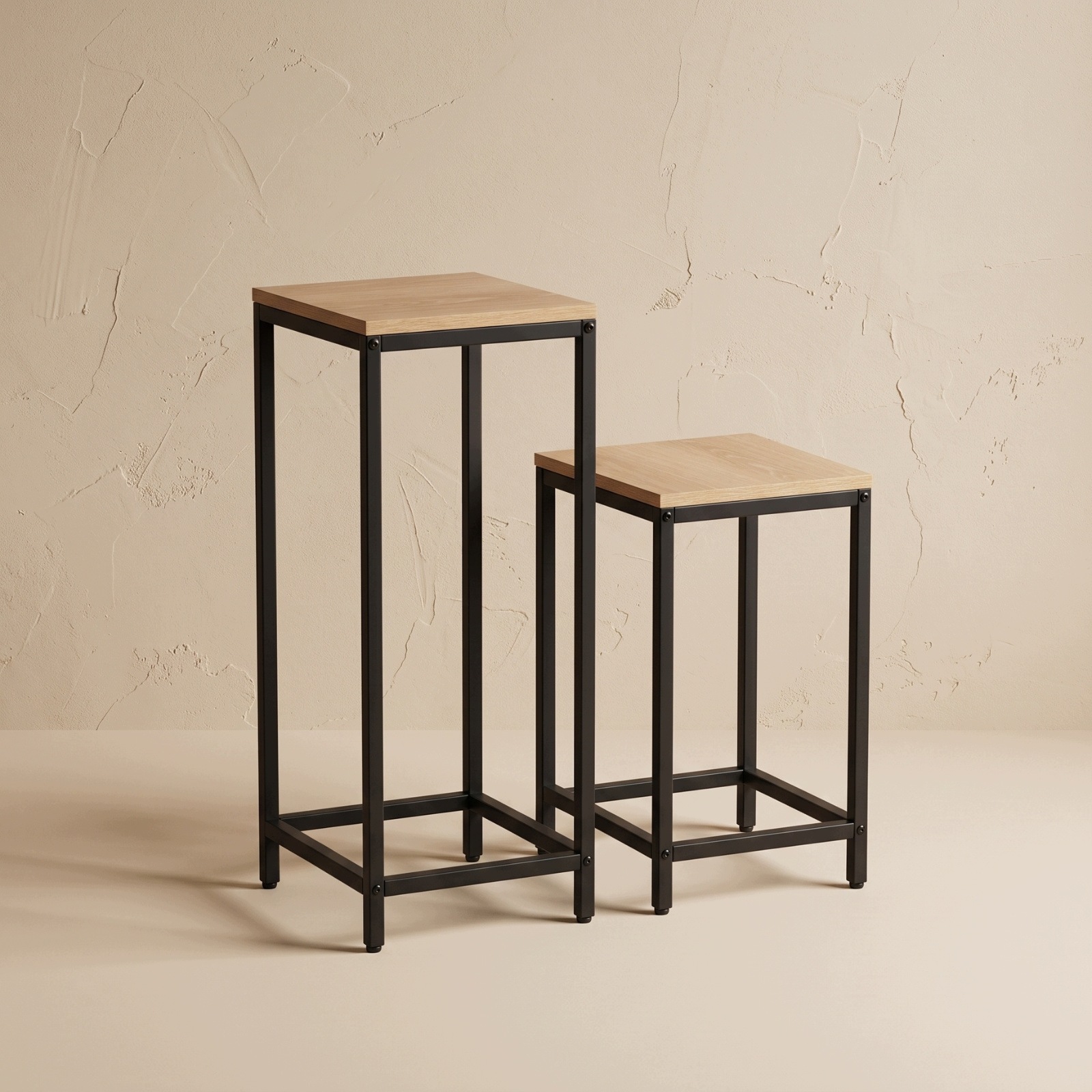 Smukła konstrukcja i minimalistyczny design kwietników