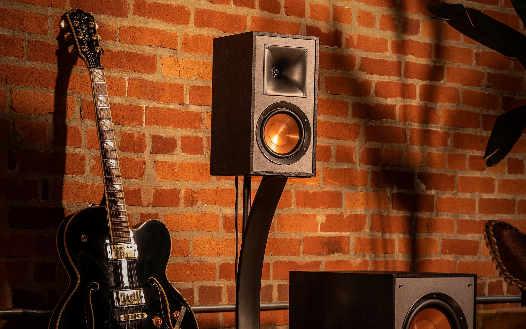 Pasmo przenoszenia i czułość: 62 Hz - 21 kHz, 93 dB