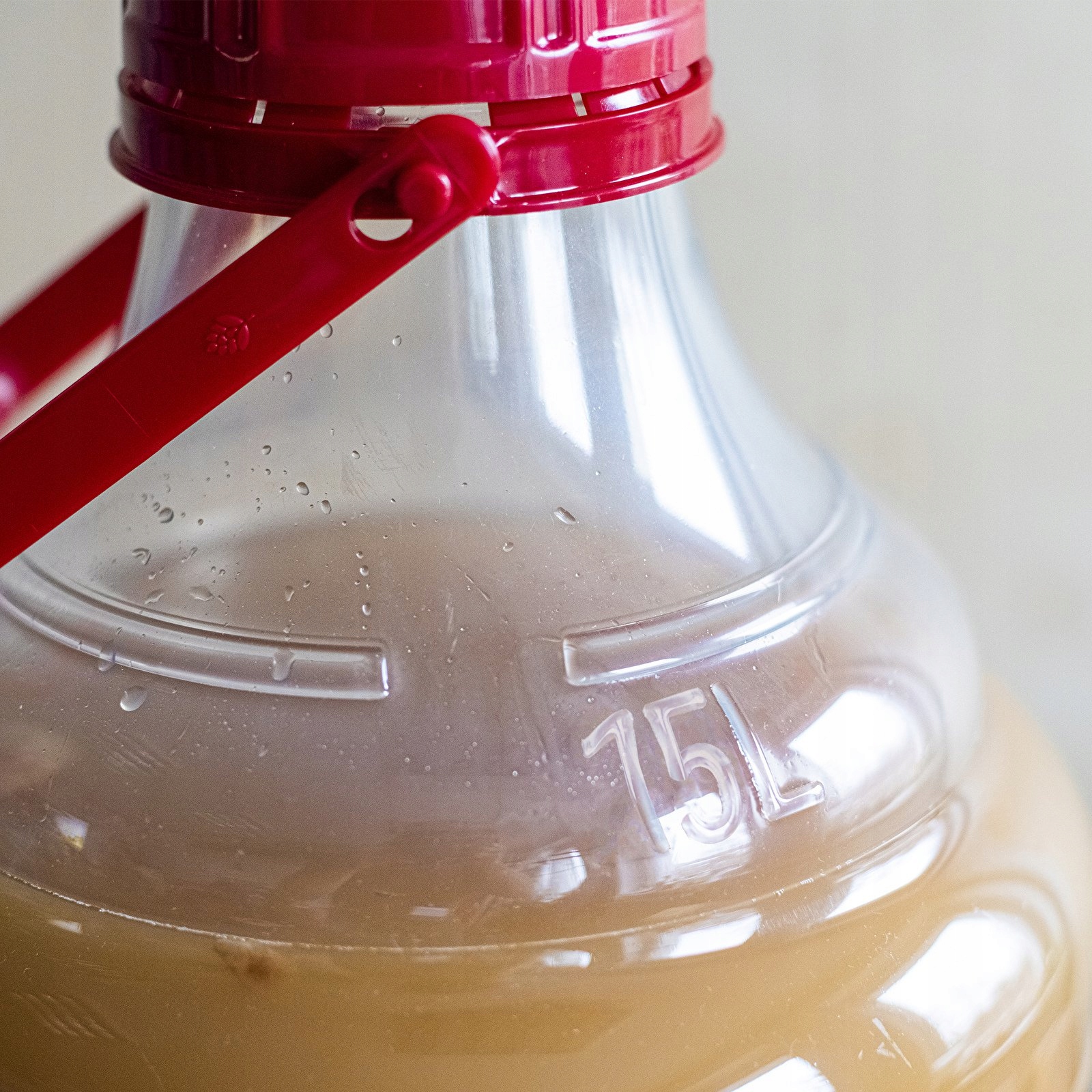 Szeroki otwór i skala pomiarowa