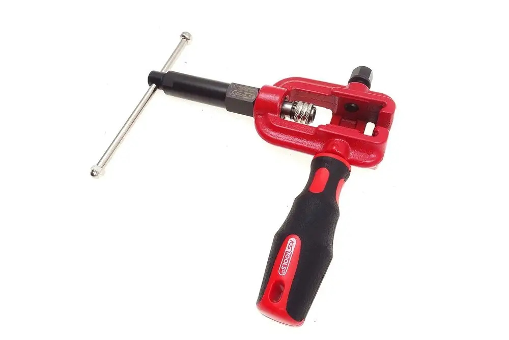 Efektywne wyciskanie i formowanie końcówek rur hamulcowych