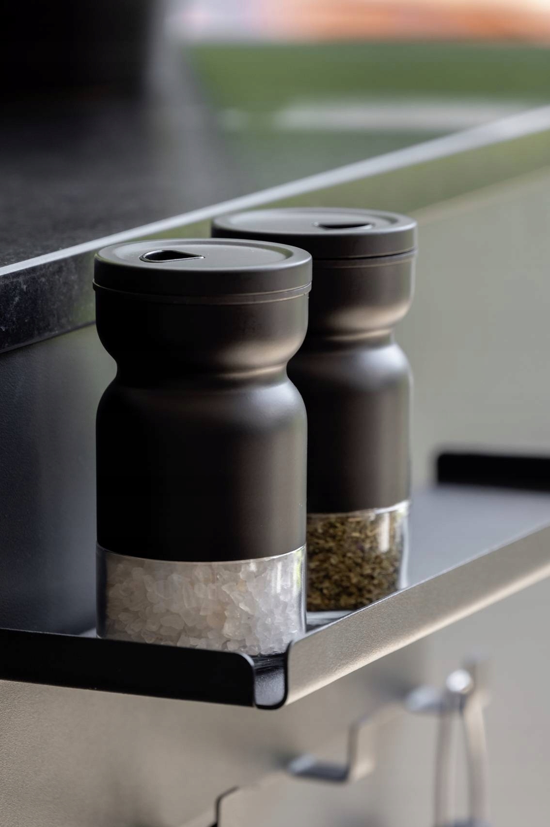 Regulowane otwory dla idealnej ilości przypraw