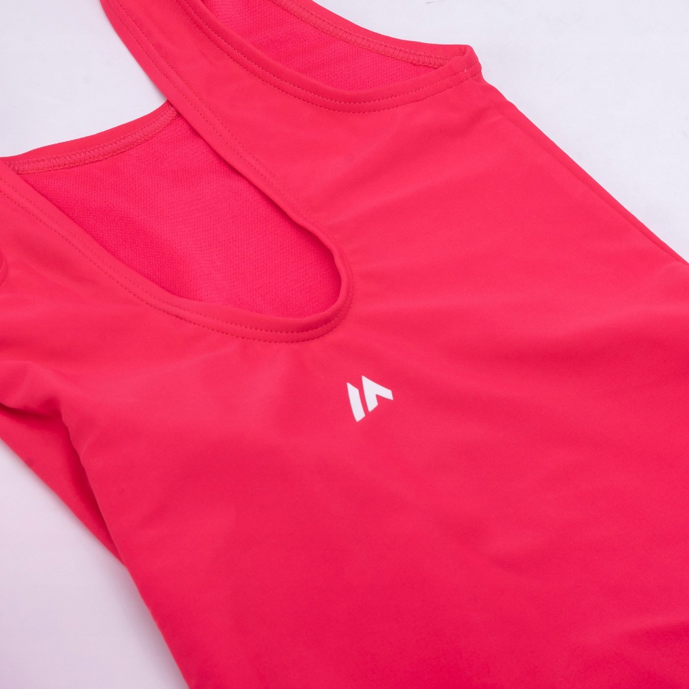 Sportowy design z dyskretnym logo