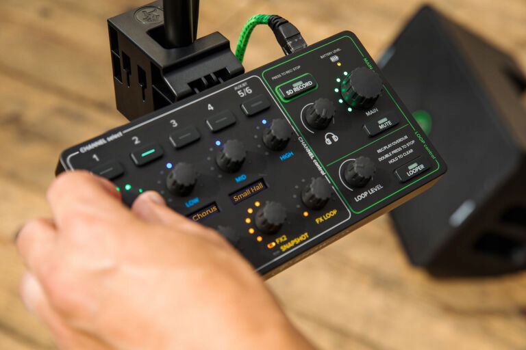 Wbudowany Looper i Tuner dla kreatywnych występów