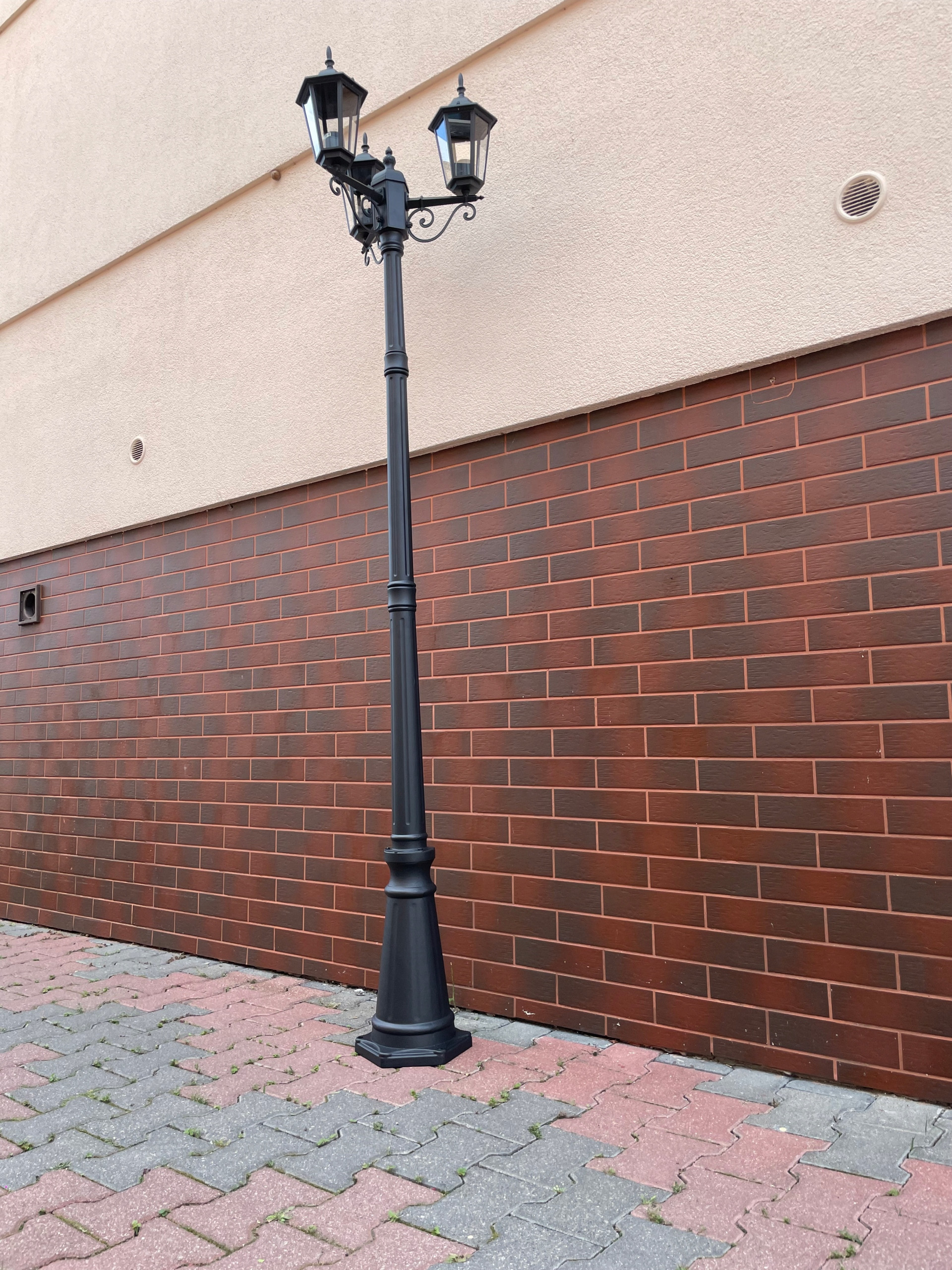 Oświetlenie dużych przestrzeni dzięki wysokości 237,5 cm