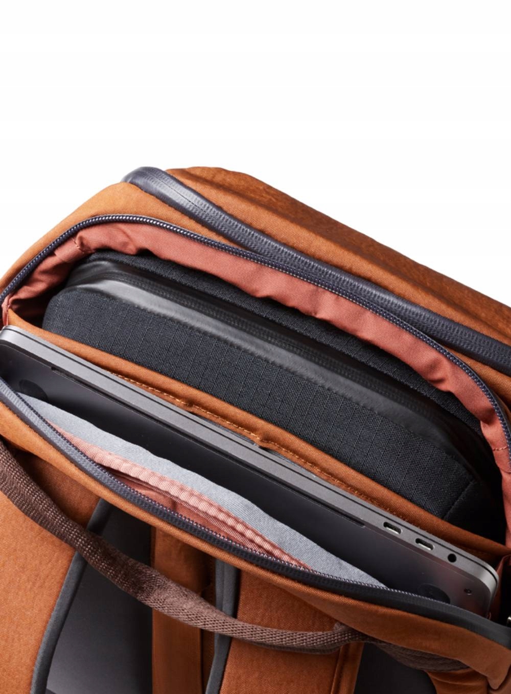 Wygodne kieszenie na akcesoria i butelkę z wodą