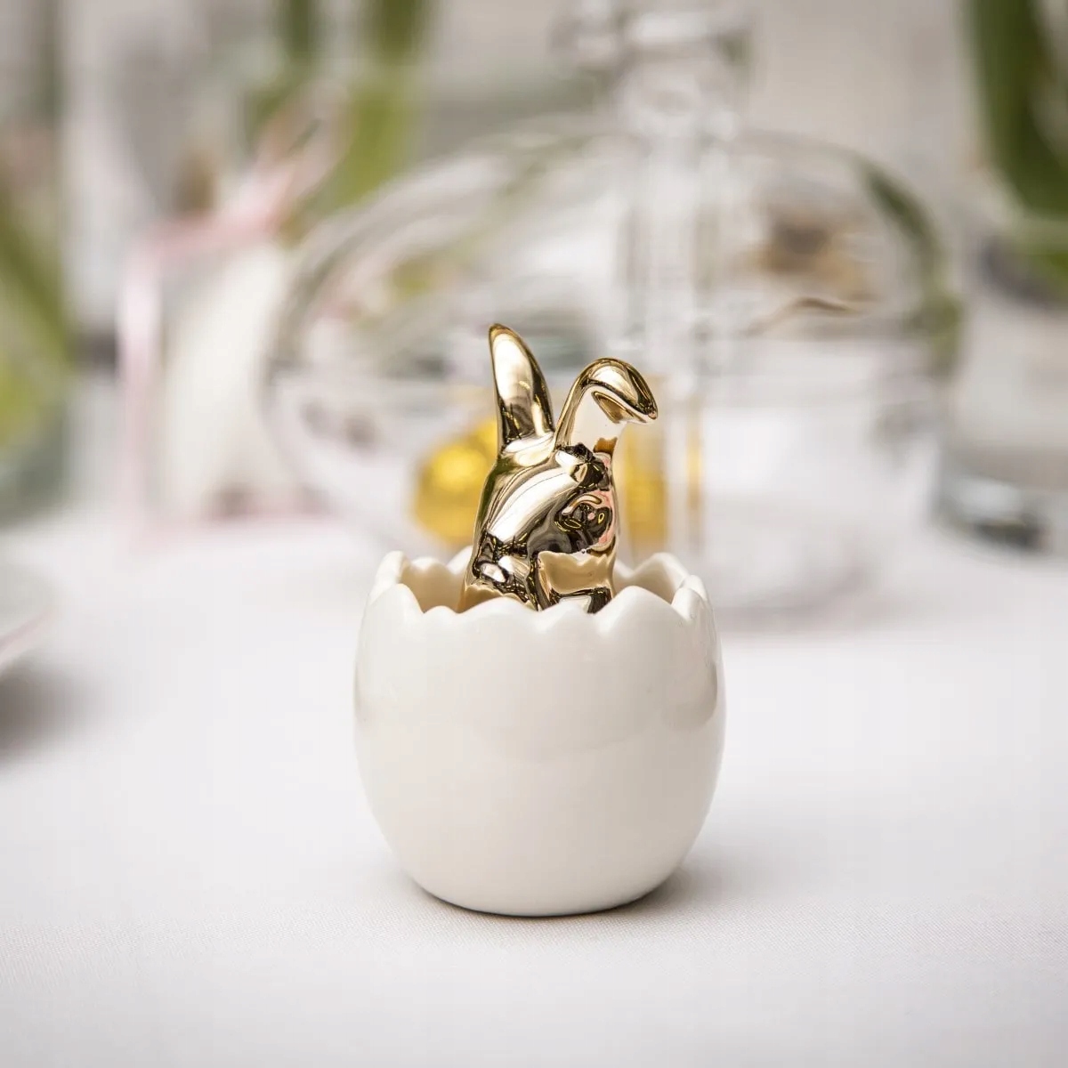 Figurka Ceramiczna Złoty Zając w Jajku – Elegancka dekoracja na Wielkanoc