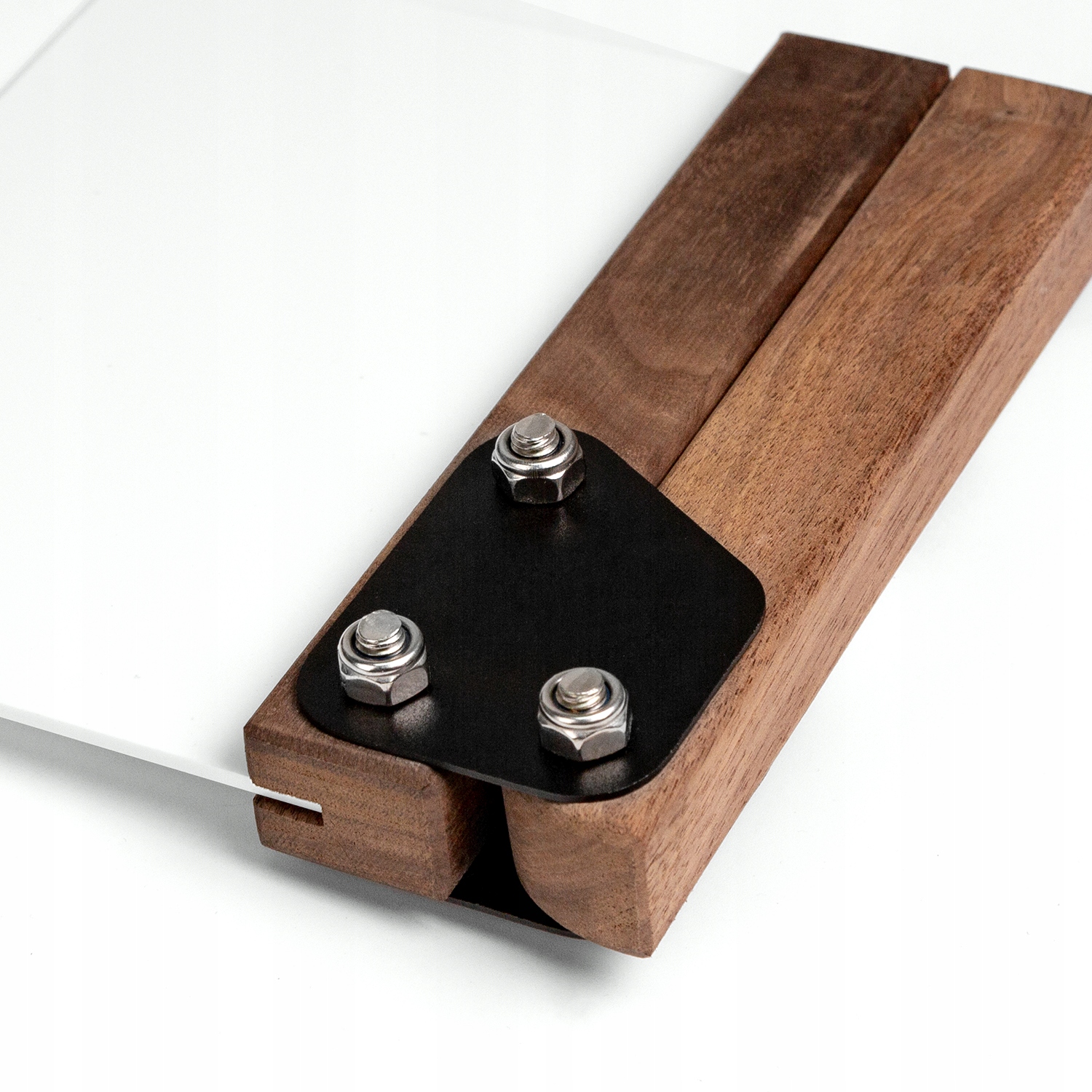 Solidna Konstrukcja z Metalowymi Elementami – Wytrzymałość na Lata