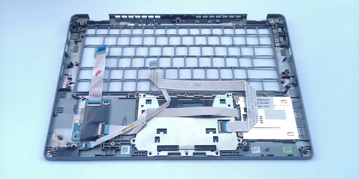 Zestaw zawiera: palmrest, touchpad i taśmy