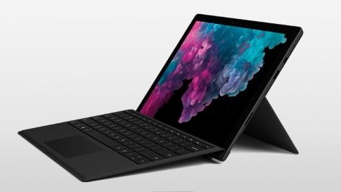 Czarny komputer Surface Pro 6 w trybie laptopa