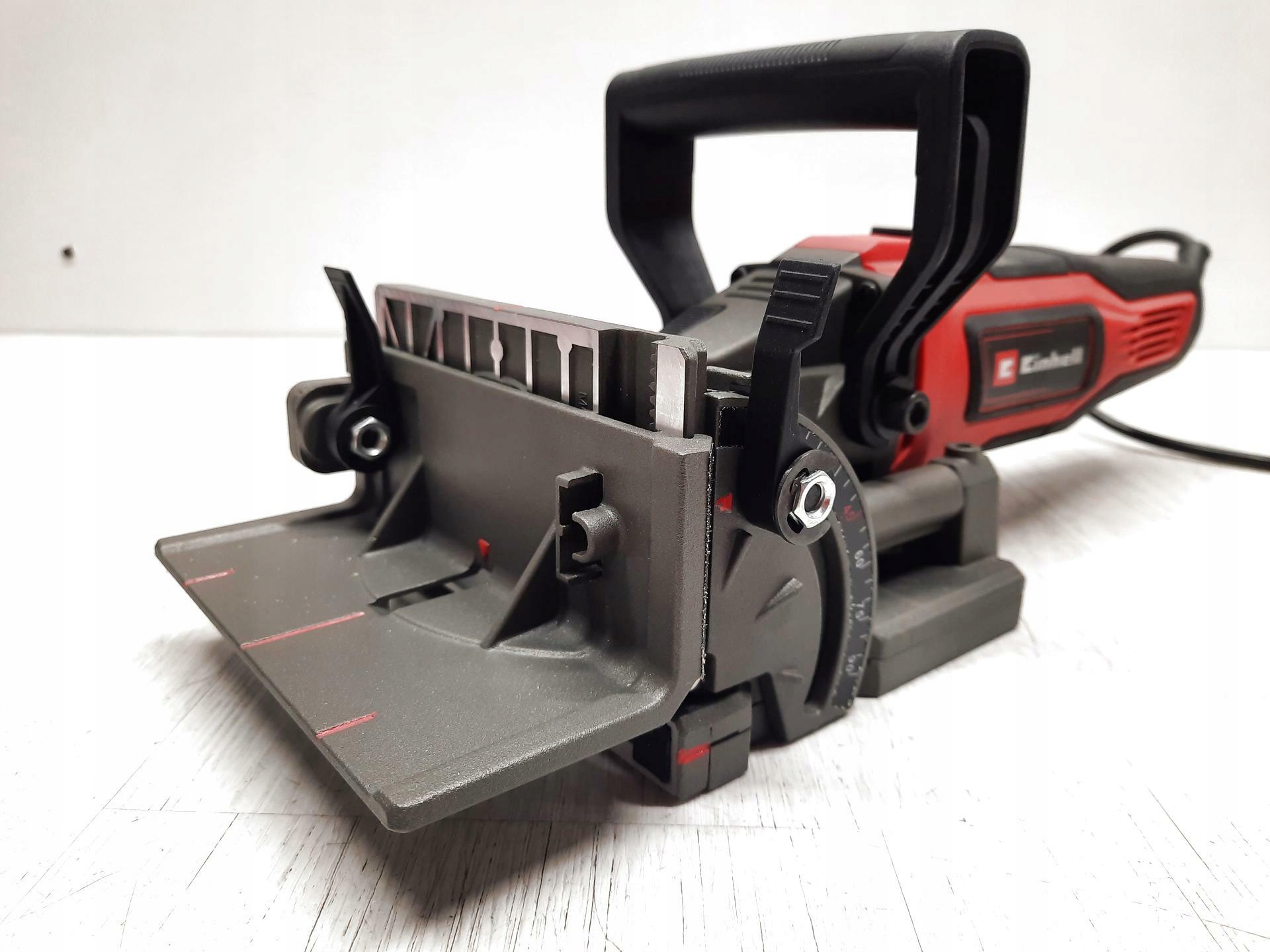 Precyzyjne frezowanie dzięki masywnej prowadnicy kątowej