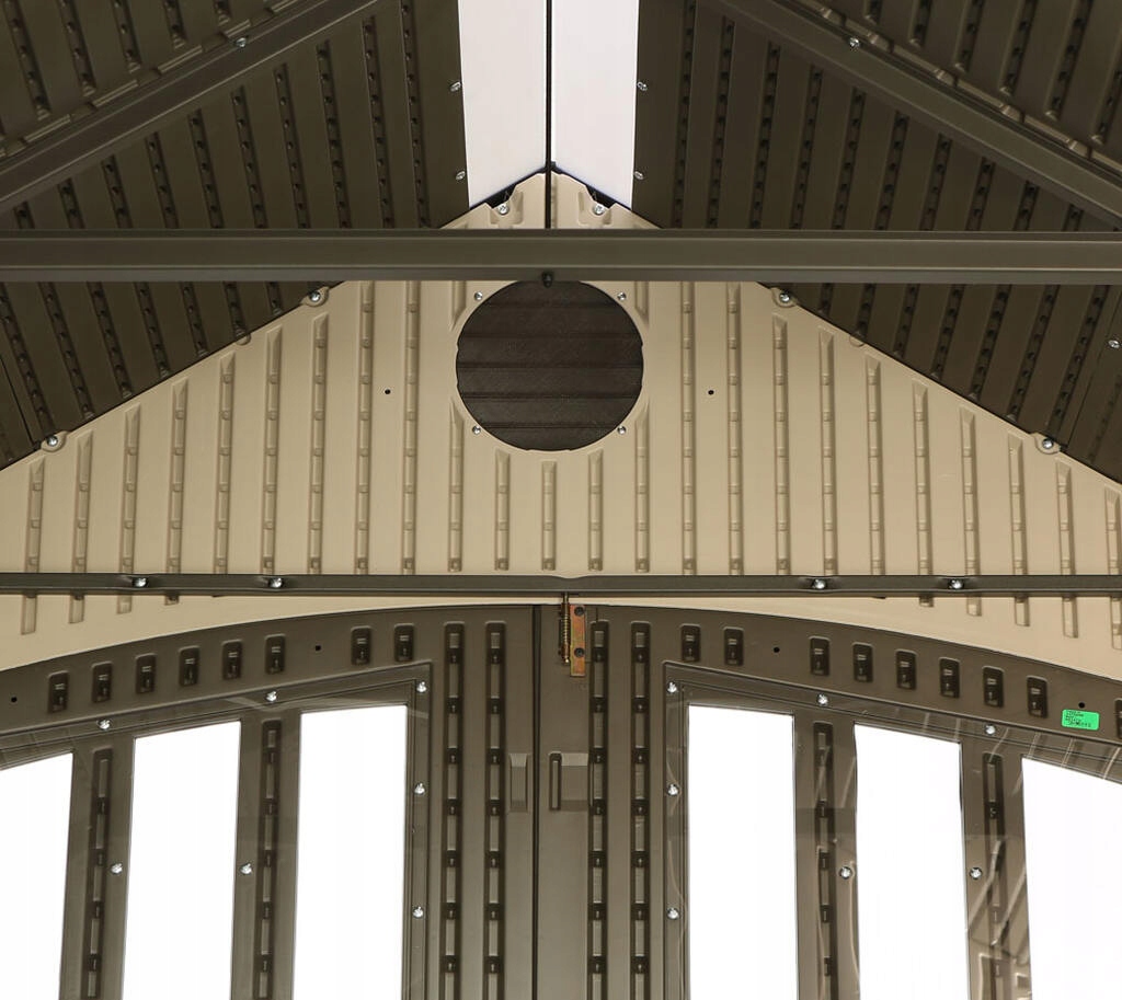 Doskonałe doświetlenie wnętrza dzięki oknom i świetlikom