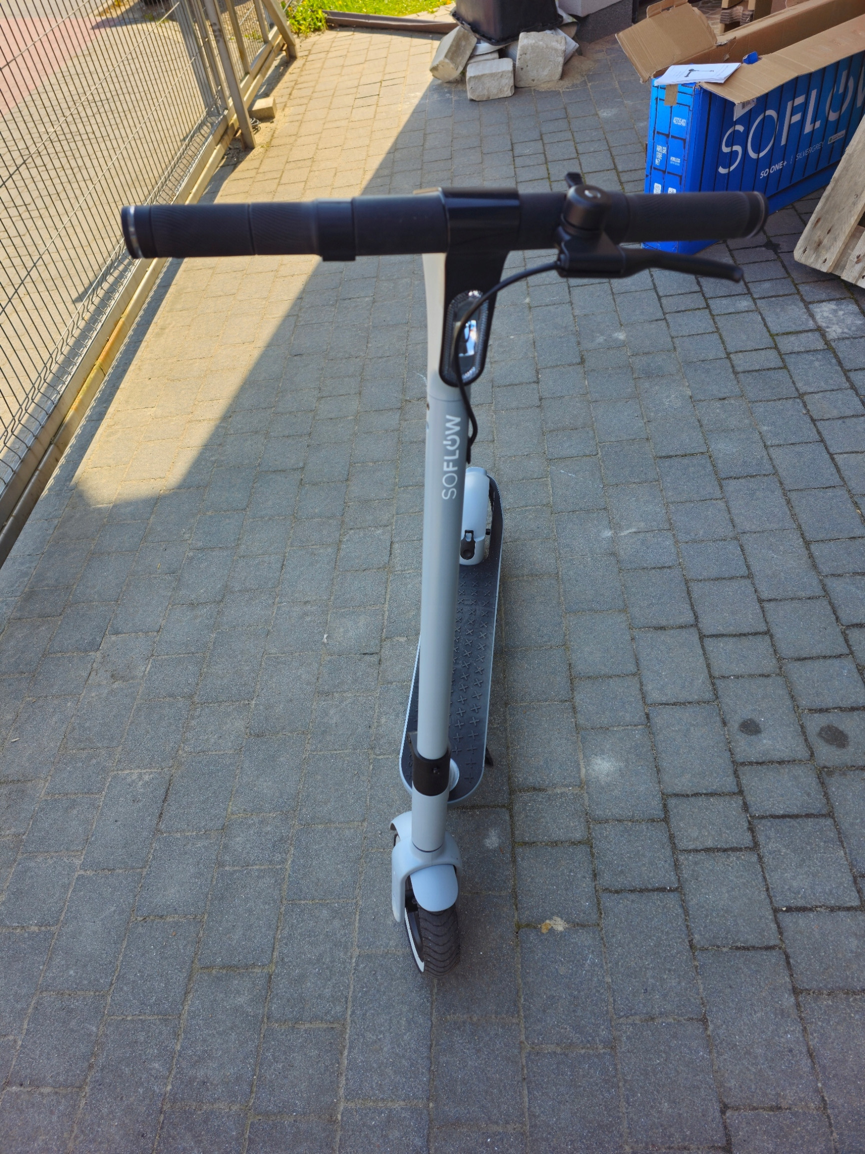 Stabilna konstrukcja z regulowaną wysokością kierownicy