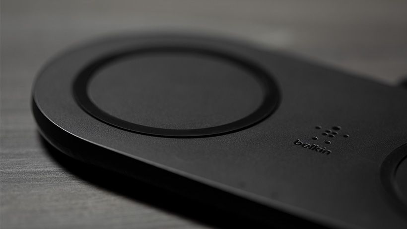 Wykorzystuje ładowanie indukcyjne Zbliżenie BOOST ↑ CHARGE Dual Wireless Charging Pad