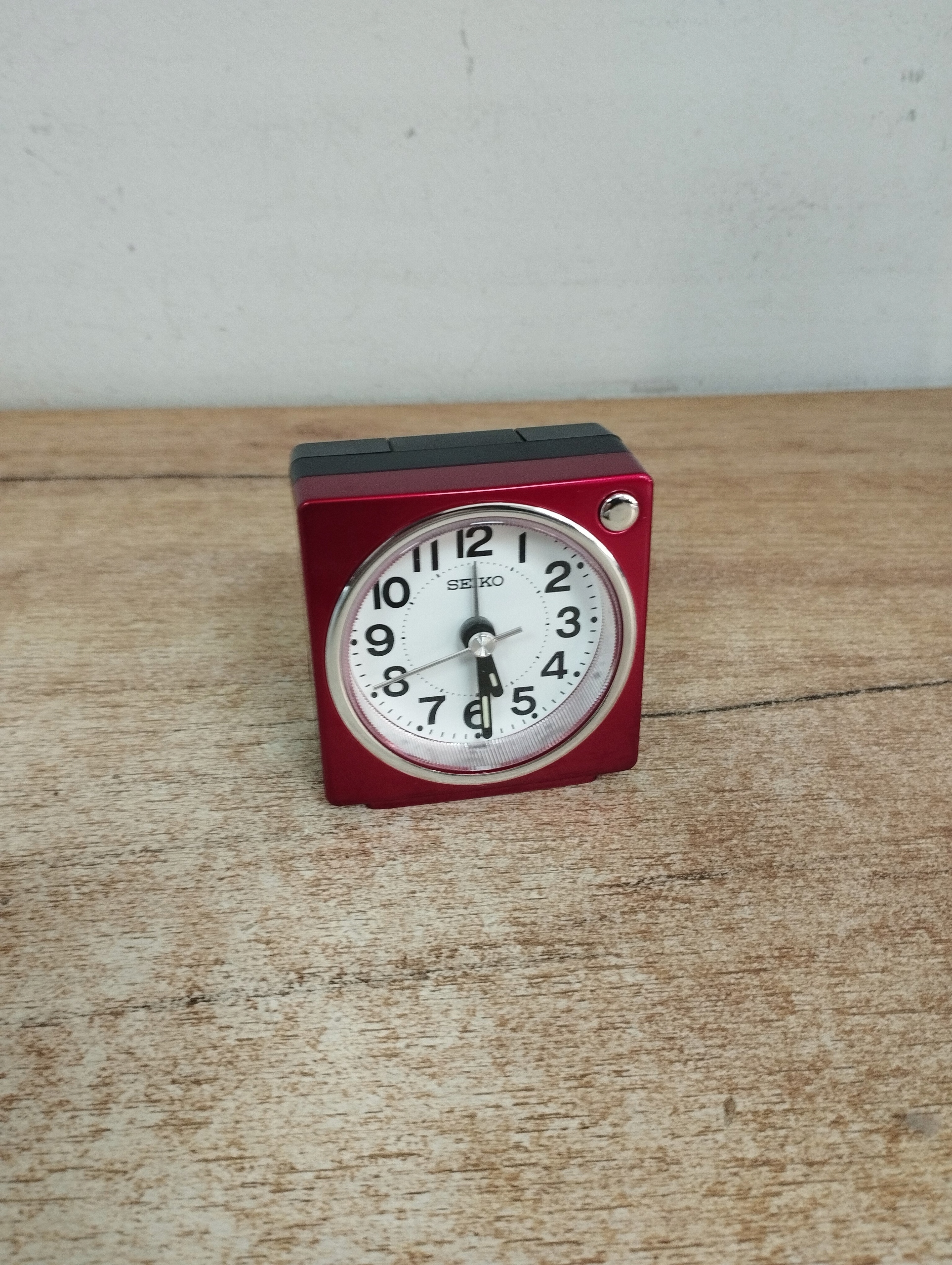 Kompaktowy rozmiar 6,5 cm – Idealny do sypialni