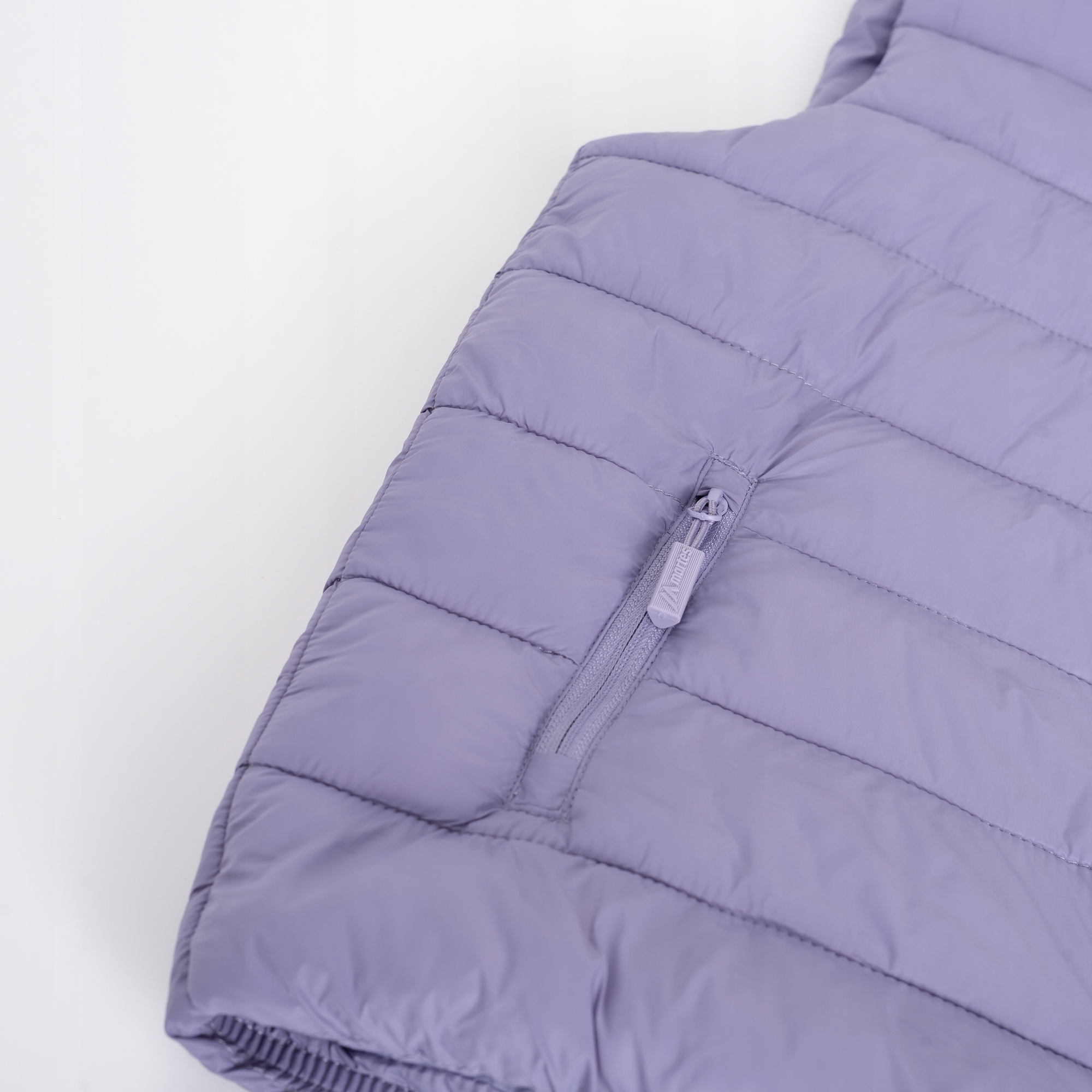 Praktyczne kieszenie boczne – wygodne przechowywanie drobiazgów