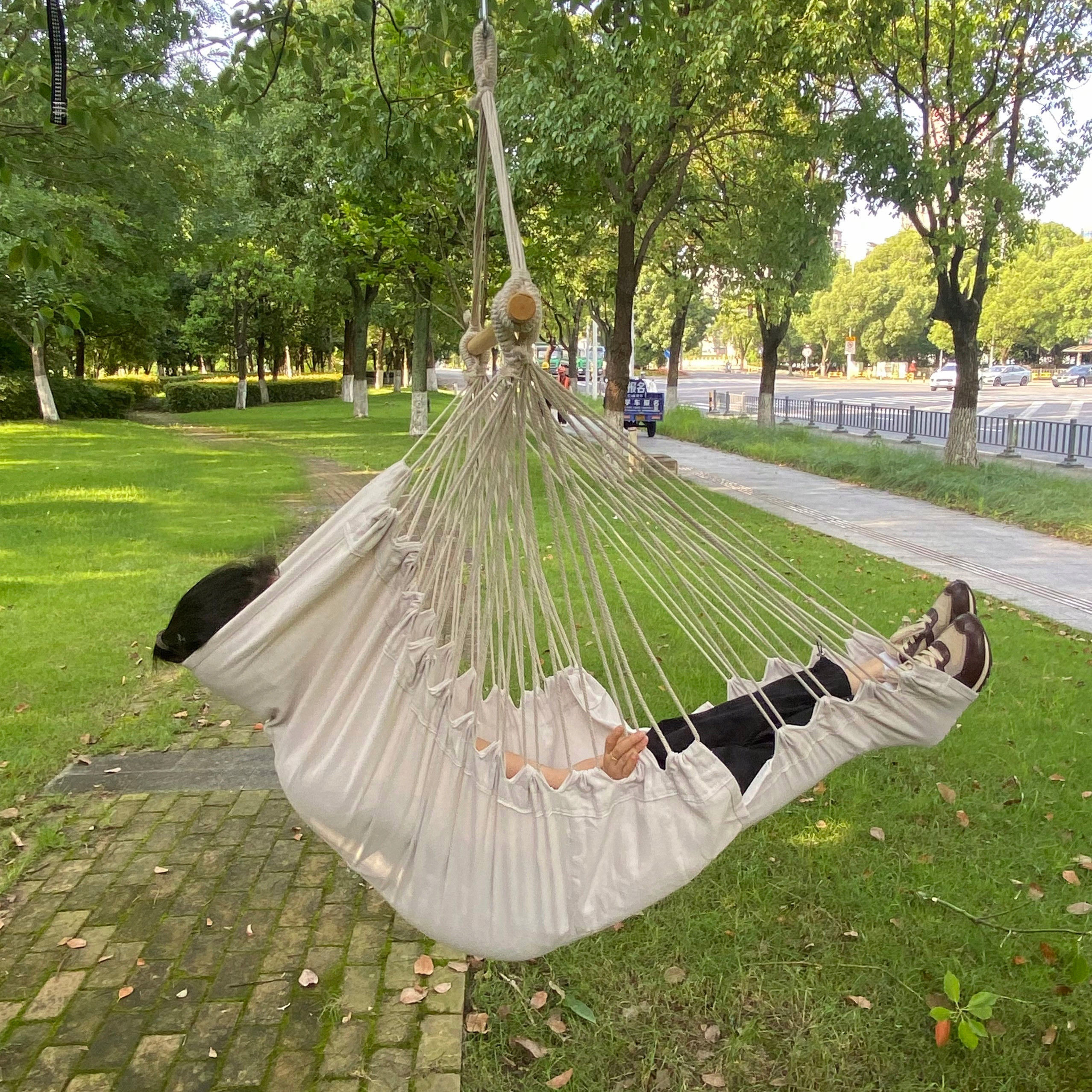 Krzesło brazylijskie z podnóżkiem leżak wiszący 130cm beż – Idealne miejsce na relaks